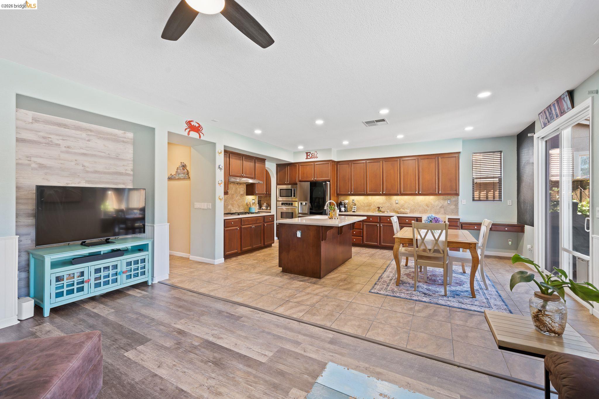 Detail Gallery Image 14 of 49 For 2350 Winchester Loop, Discovery Bay,  CA 94505 - 4 Beds | 3 Baths