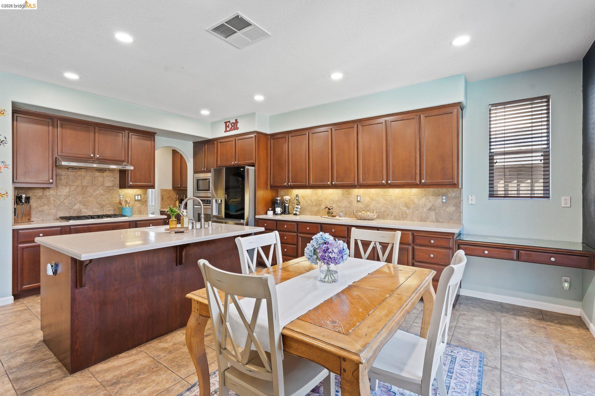 Detail Gallery Image 17 of 49 For 2350 Winchester Loop, Discovery Bay,  CA 94505 - 4 Beds | 3 Baths