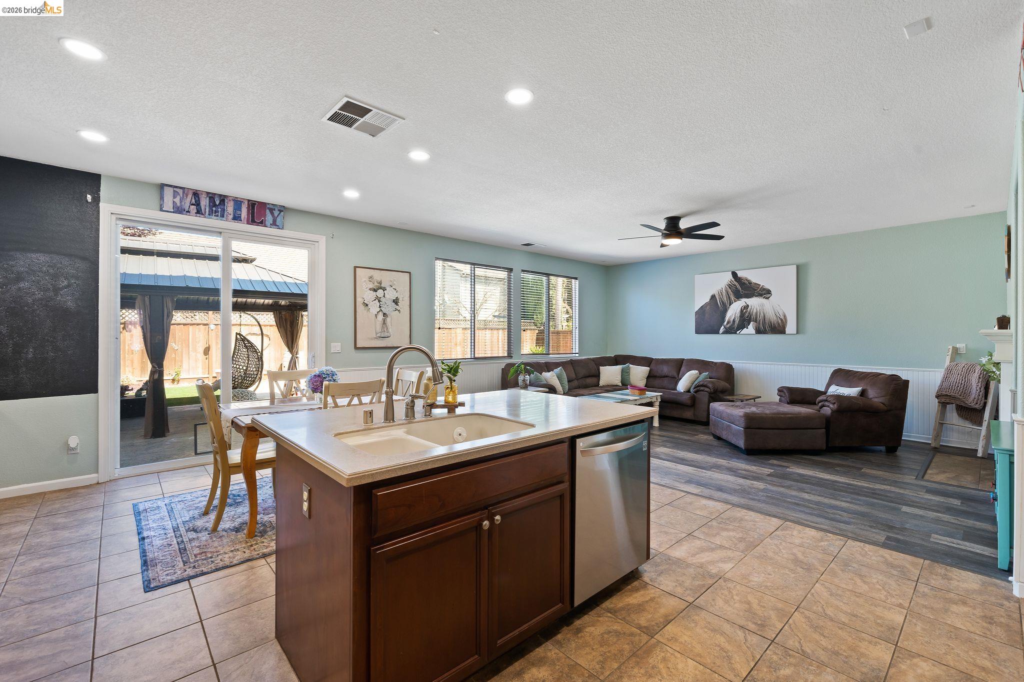 Detail Gallery Image 20 of 49 For 2350 Winchester Loop, Discovery Bay,  CA 94505 - 4 Beds | 3 Baths