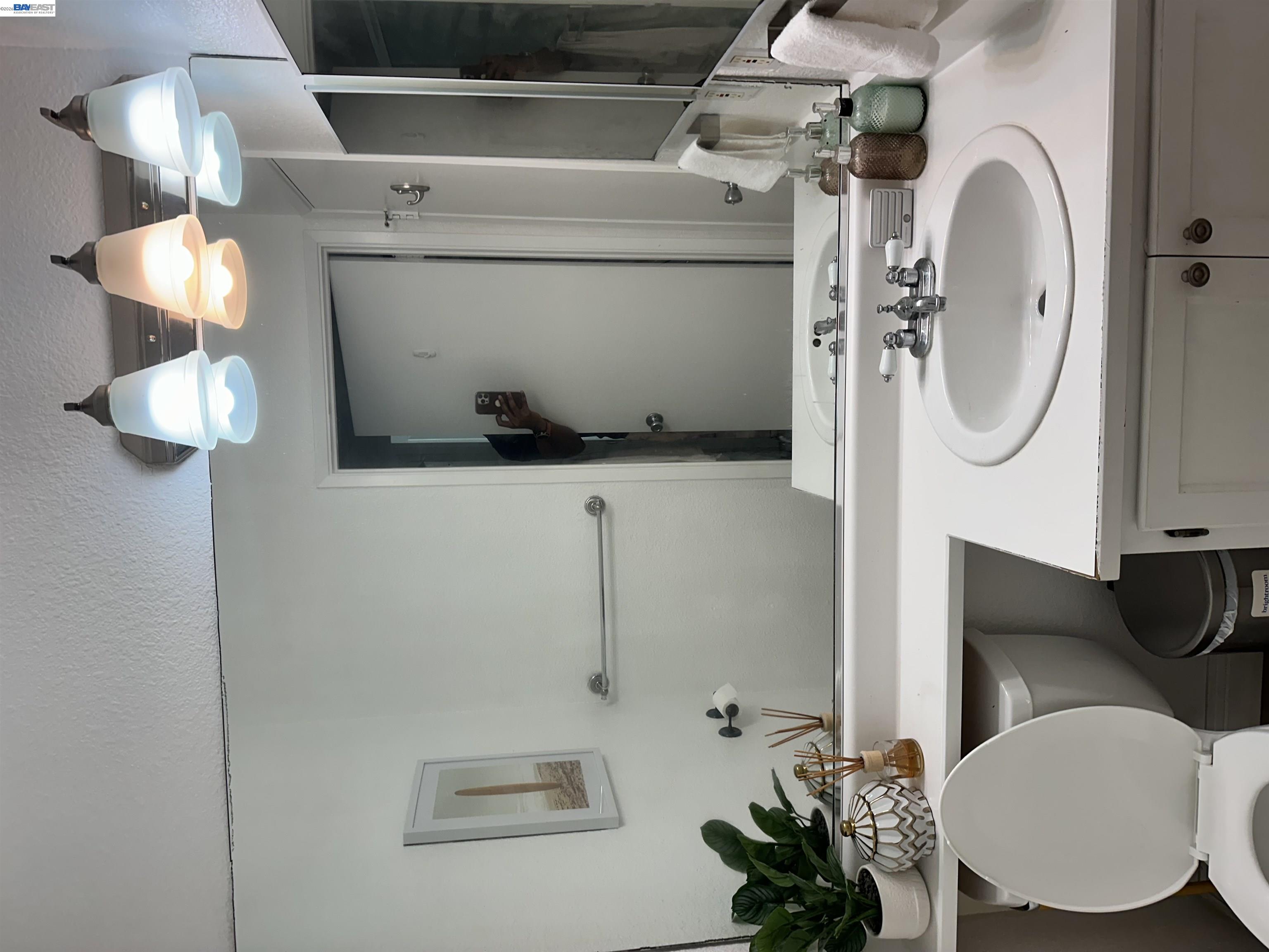 Detail Gallery Image 6 of 7 For 725 Auburn Pl #209,  Hayward,  CA 94544 - 2 Beds | 1/1 Baths