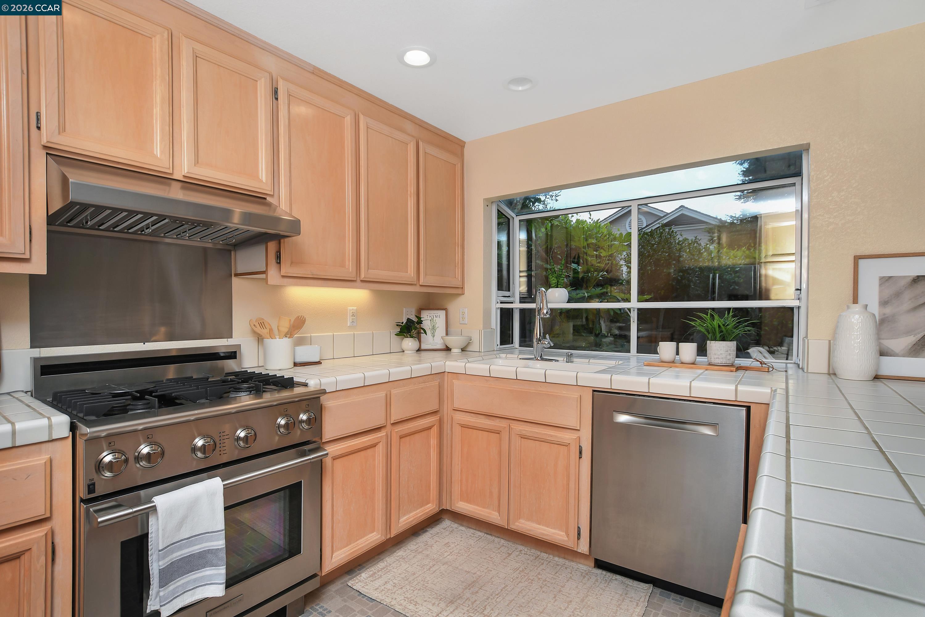 Detail Gallery Image 11 of 46 For 508 Valley View Court, Martinez,  CA 94553-3562 - 3 Beds | 2/1 Baths