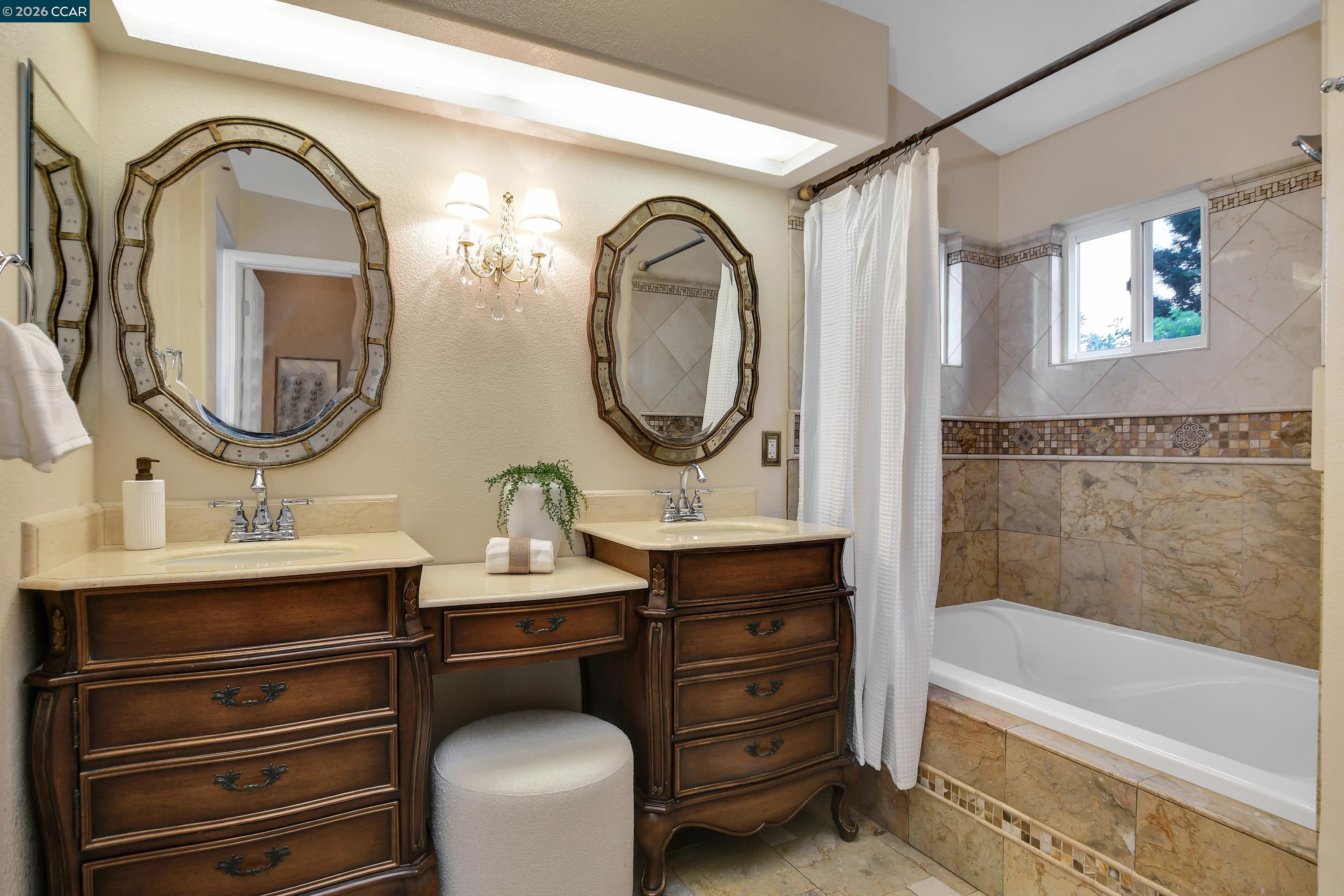 Detail Gallery Image 19 of 46 For 508 Valley View Court, Martinez,  CA 94553-3562 - 3 Beds | 2/1 Baths