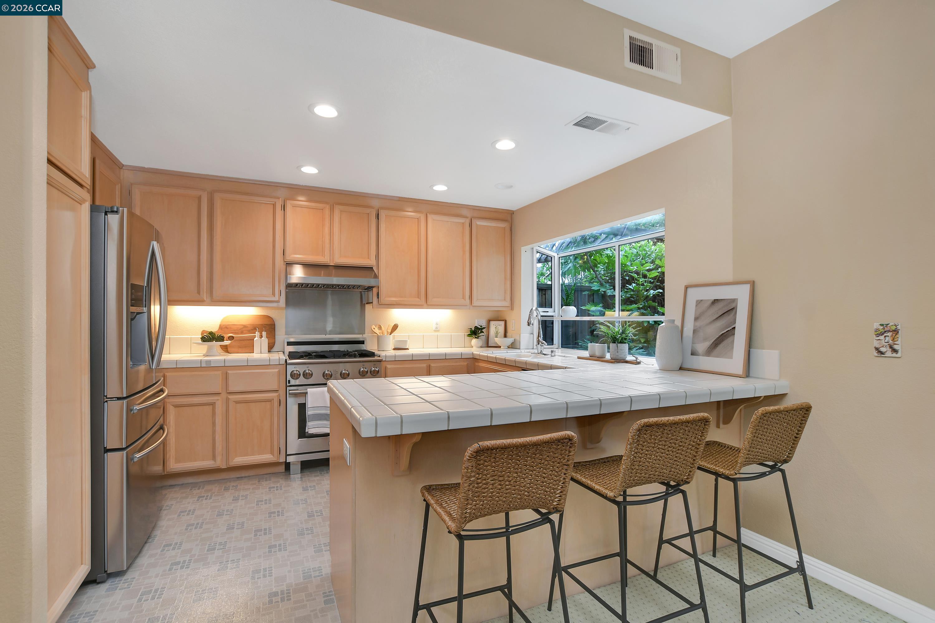 Detail Gallery Image 10 of 46 For 508 Valley View Court, Martinez,  CA 94553-3562 - 3 Beds | 2/1 Baths