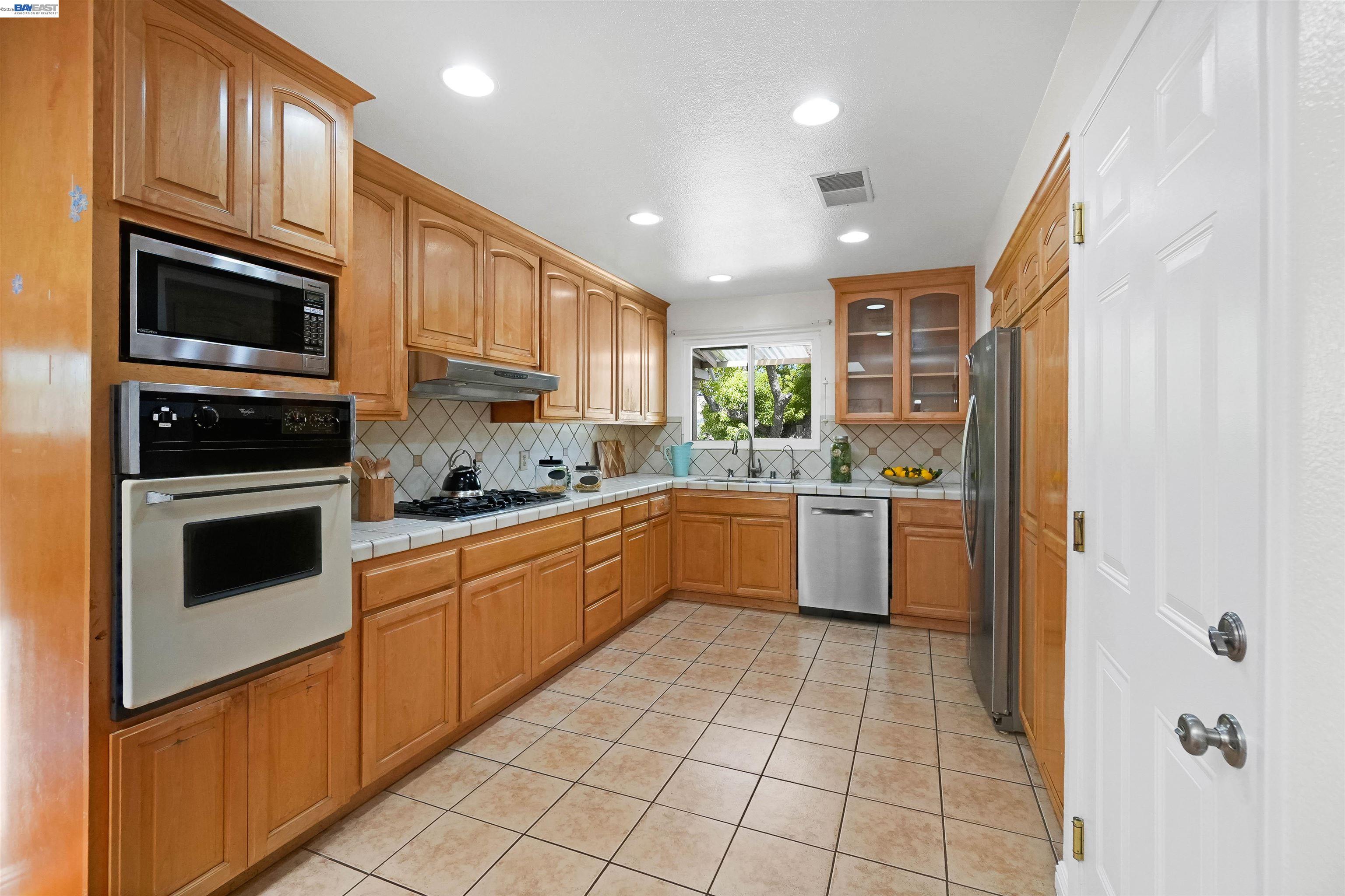 Detail Gallery Image 17 of 75 For 2076 Mento Dr, Fremont,  CA 94539 - 5 Beds | 4 Baths