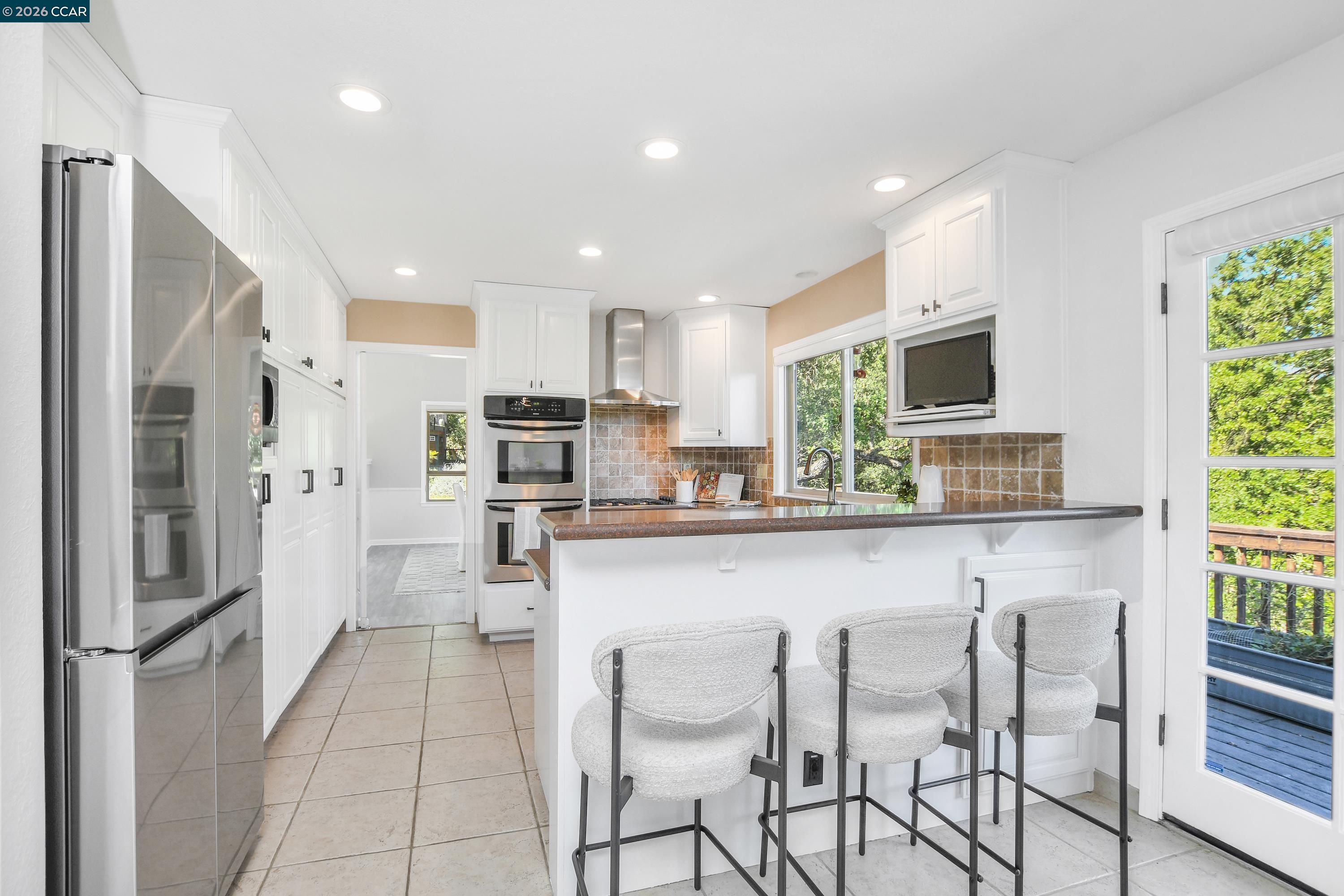 Detail Gallery Image 14 of 59 For 975 Calle Verde, Martinez,  CA 94553 - 4 Beds | 2/1 Baths