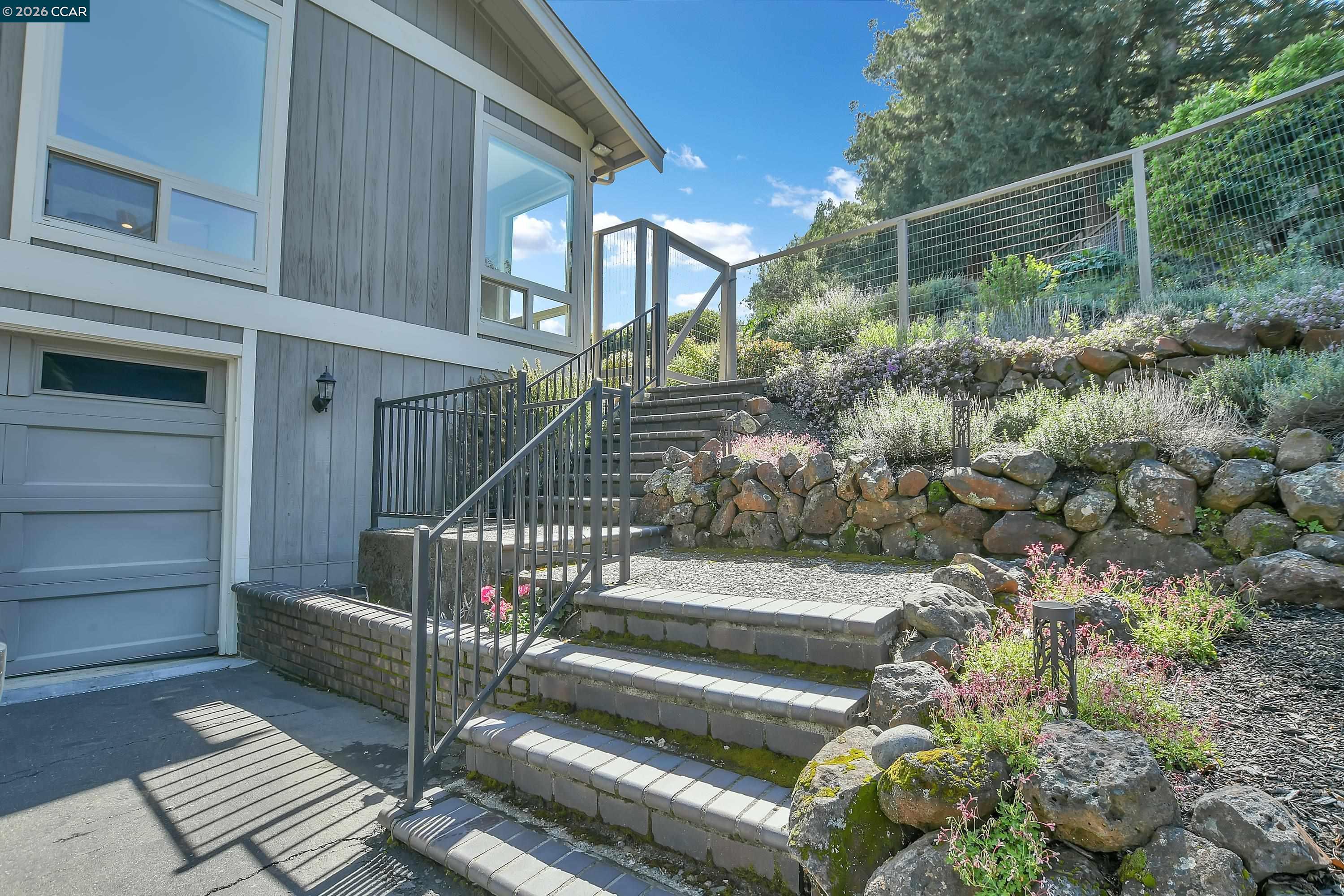 Detail Gallery Image 4 of 59 For 975 Calle Verde, Martinez,  CA 94553 - 4 Beds | 2/1 Baths