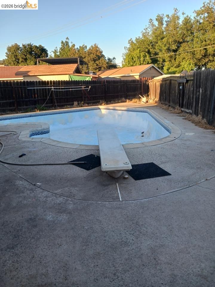 Detail Gallery Image 4 of 4 For 733 La Mesa Ct, Manteca,  CA 95336 - 3 Beds | 2 Baths