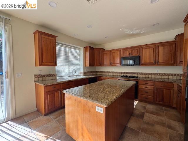 Detail Gallery Image 5 of 30 For 4053 Galenez Way, Antioch,  CA 94531 - 5 Beds | 2/1 Baths