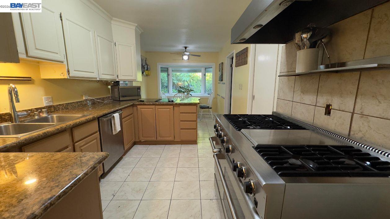 Detail Gallery Image 8 of 29 For 190 Alderwood Rd, Walnut Creek,  CA 94598-1042 - 4 Beds | 3 Baths