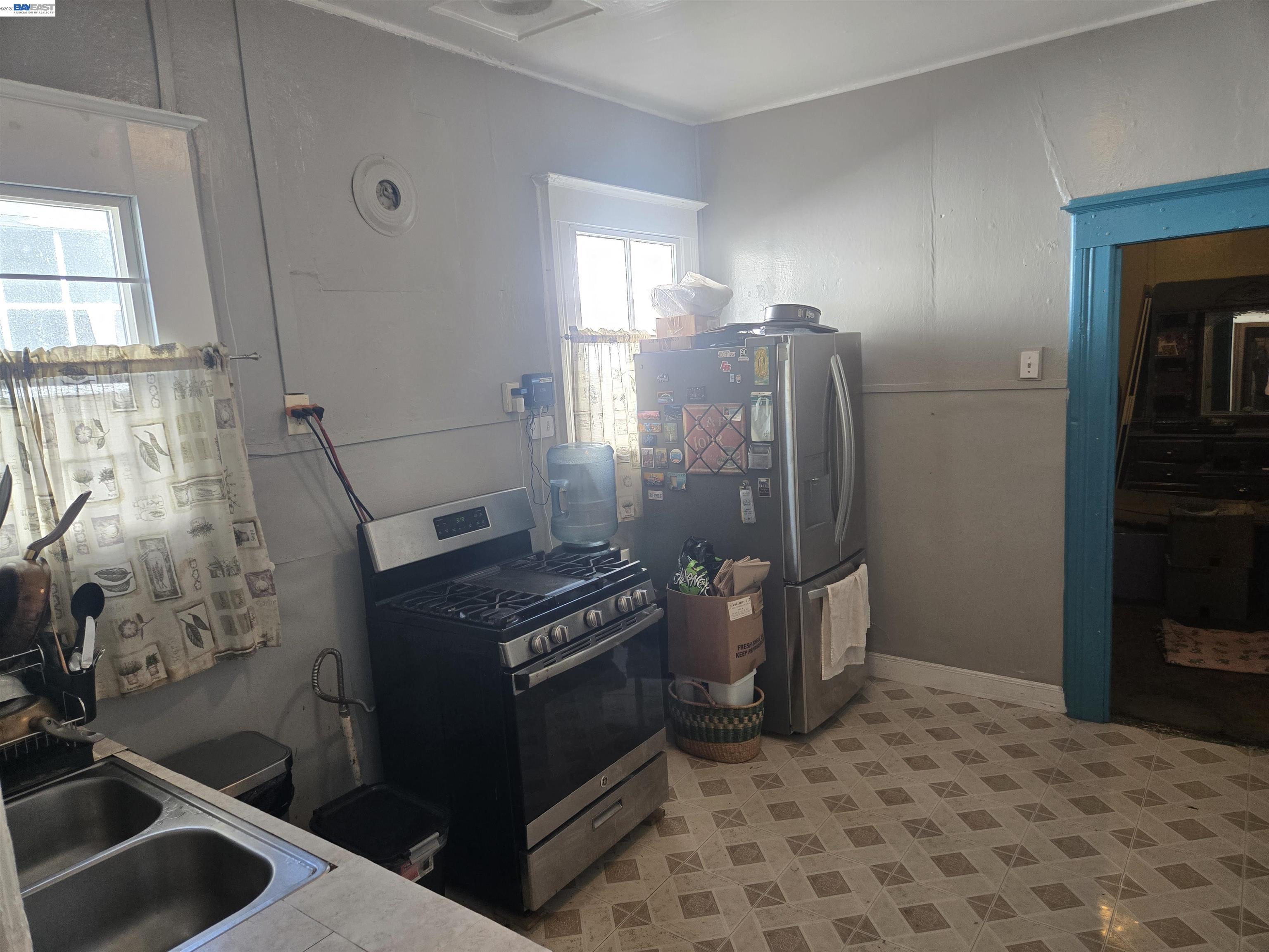 Detail Gallery Image 9 of 29 For 1345 53rd Ave, Oakland,  CA 94601 - 2 Beds | 2 Baths