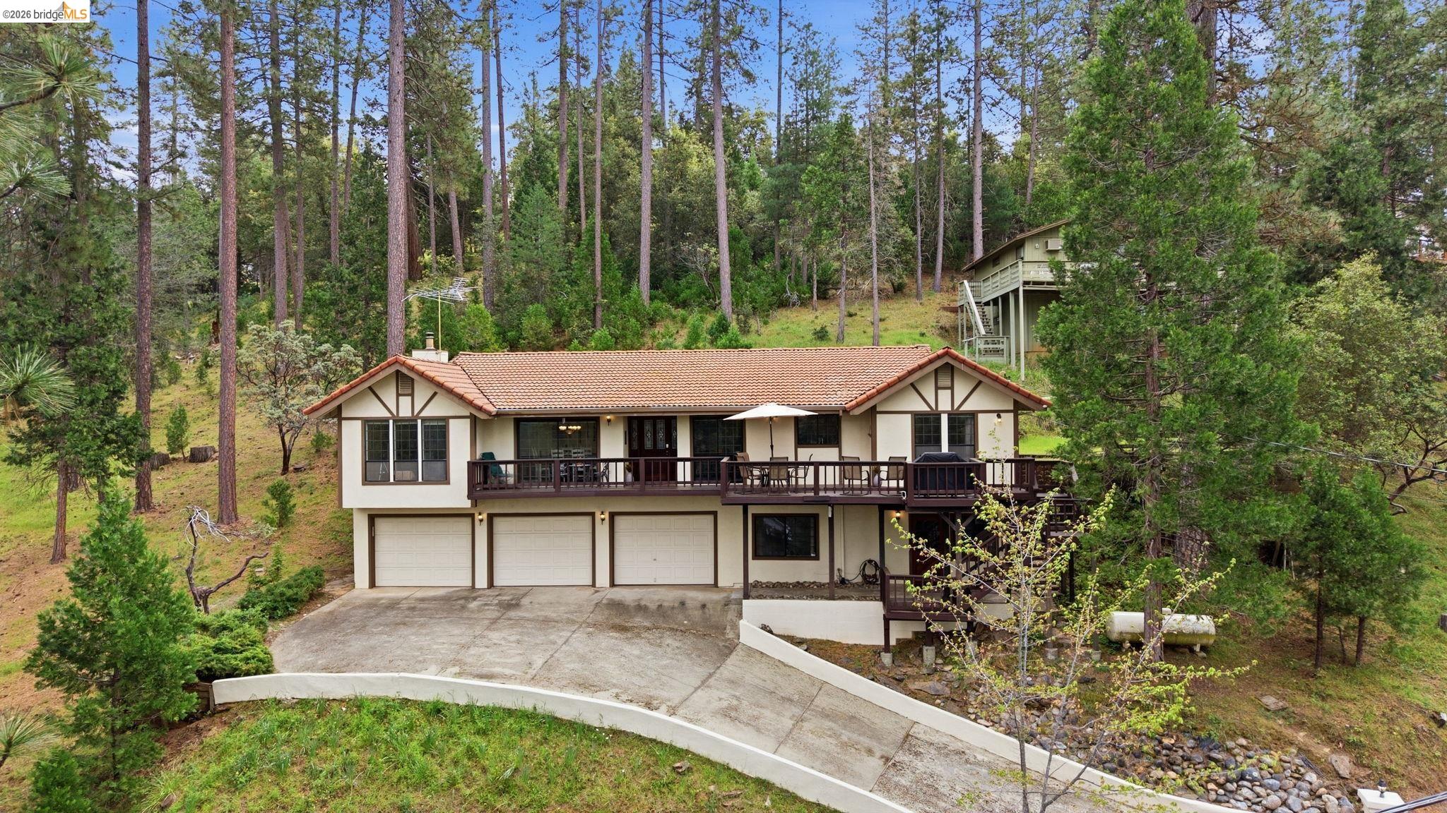 Groveland (A gateway to Yosemite)