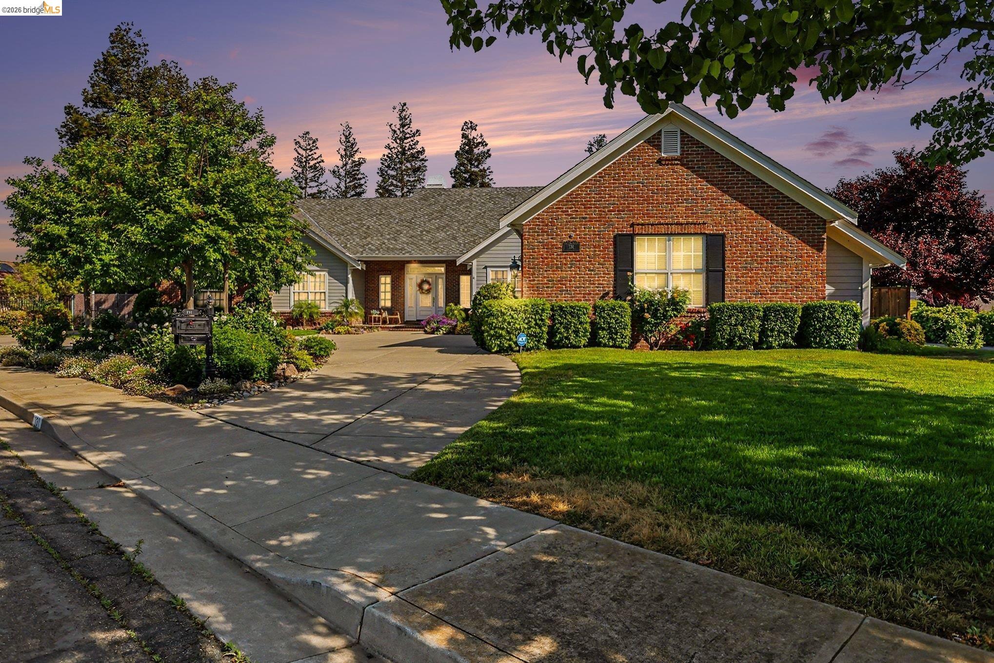 Detail Gallery Image 2 of 40 For 131 Loren Ln, Oakley,  CA 94561 - 3 Beds | 2/1 Baths