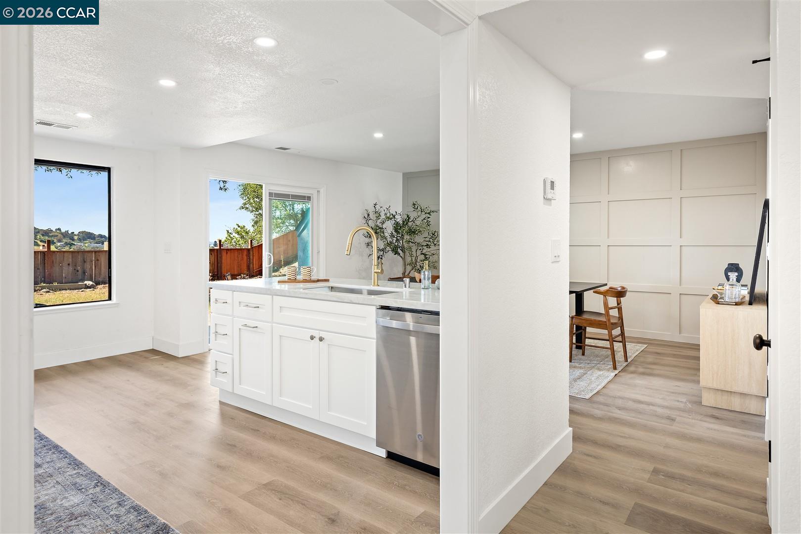 Detail Gallery Image 12 of 60 For 2419 Hill View Ln, Pinole,  CA 94564 - 5 Beds | 2/1 Baths