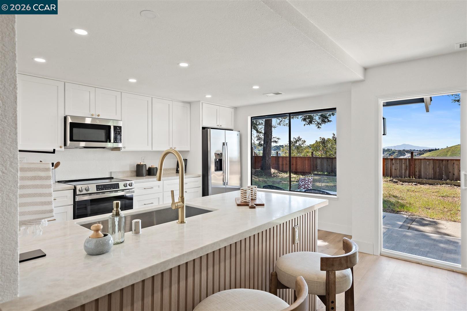 Detail Gallery Image 17 of 60 For 2419 Hill View Ln, Pinole,  CA 94564 - 5 Beds | 2/1 Baths