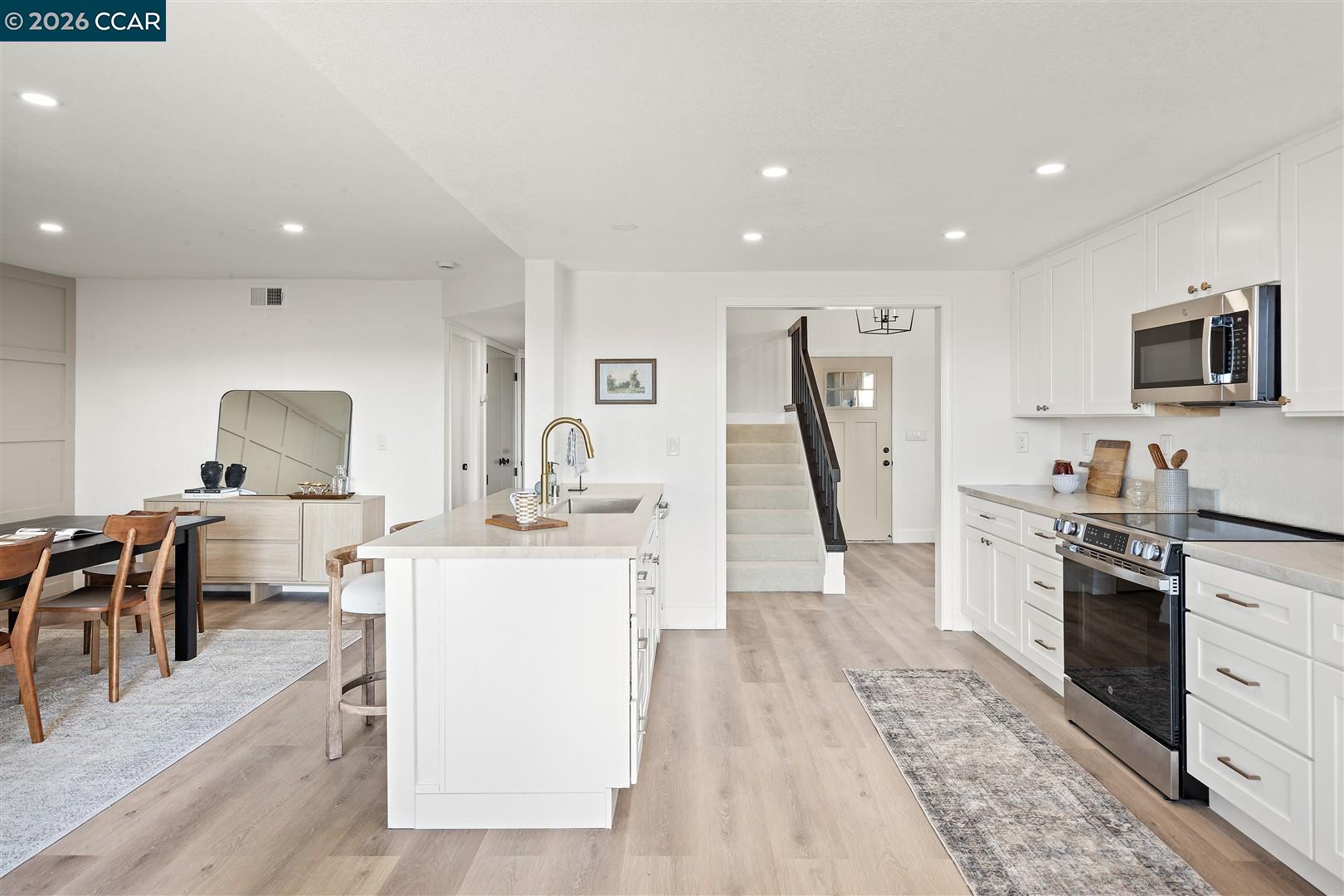 Detail Gallery Image 19 of 60 For 2419 Hill View Ln, Pinole,  CA 94564 - 5 Beds | 2/1 Baths