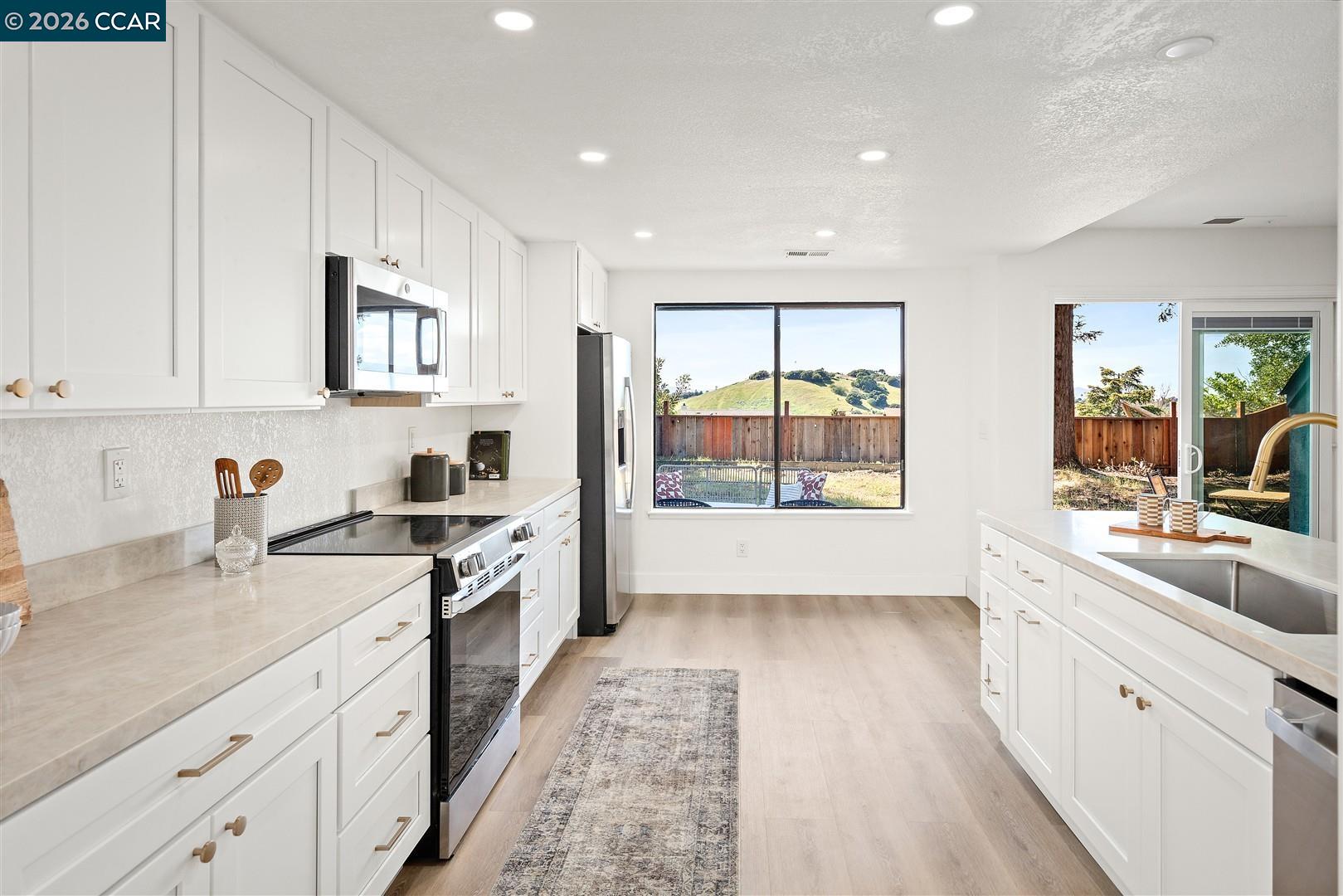 Detail Gallery Image 8 of 60 For 2419 Hill View Ln, Pinole,  CA 94564 - 5 Beds | 2/1 Baths