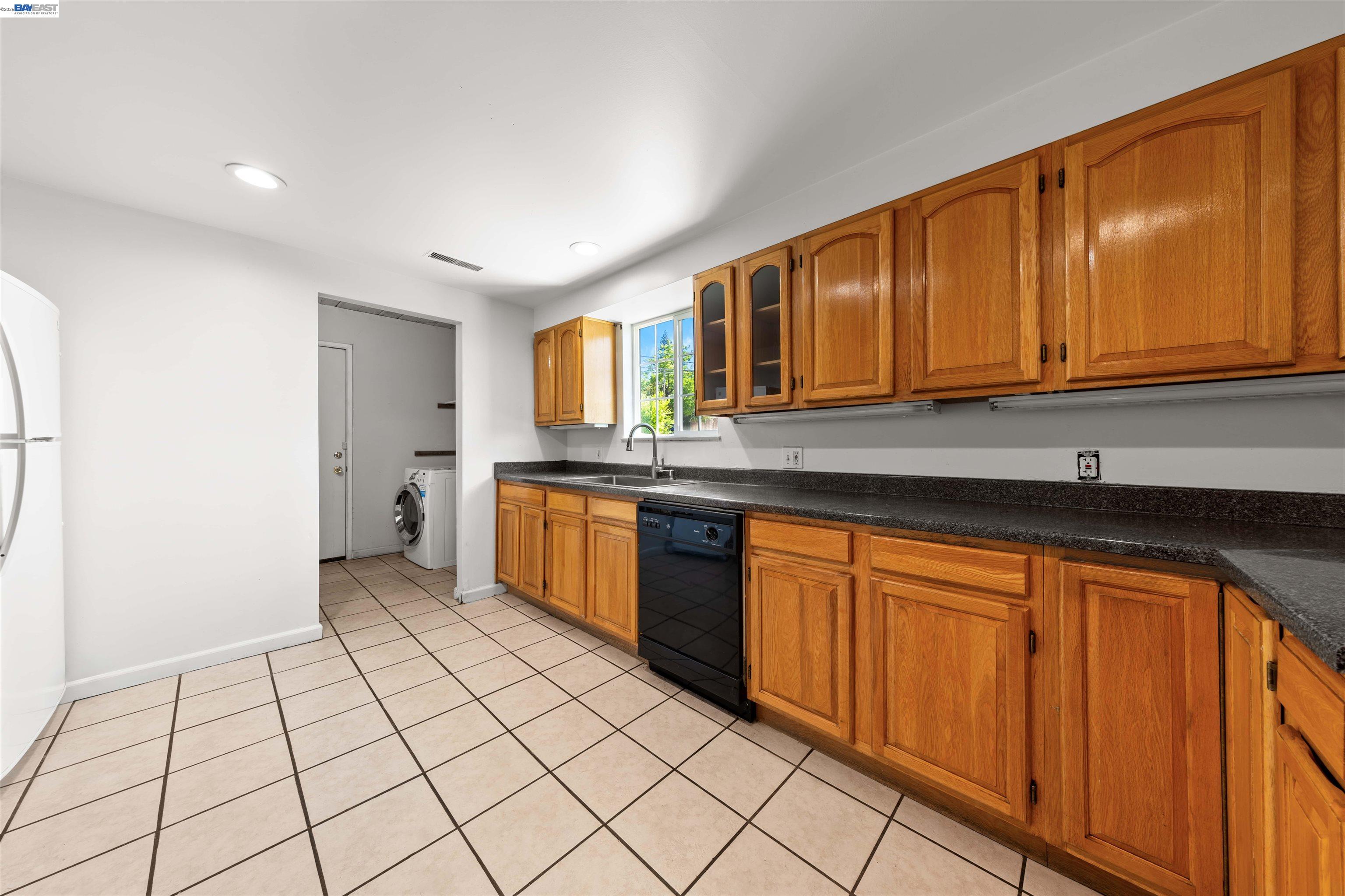 Detail Gallery Image 19 of 52 For 2102 Overhill Rd, Concord,  CA 94520 - 6 Beds | 3 Baths