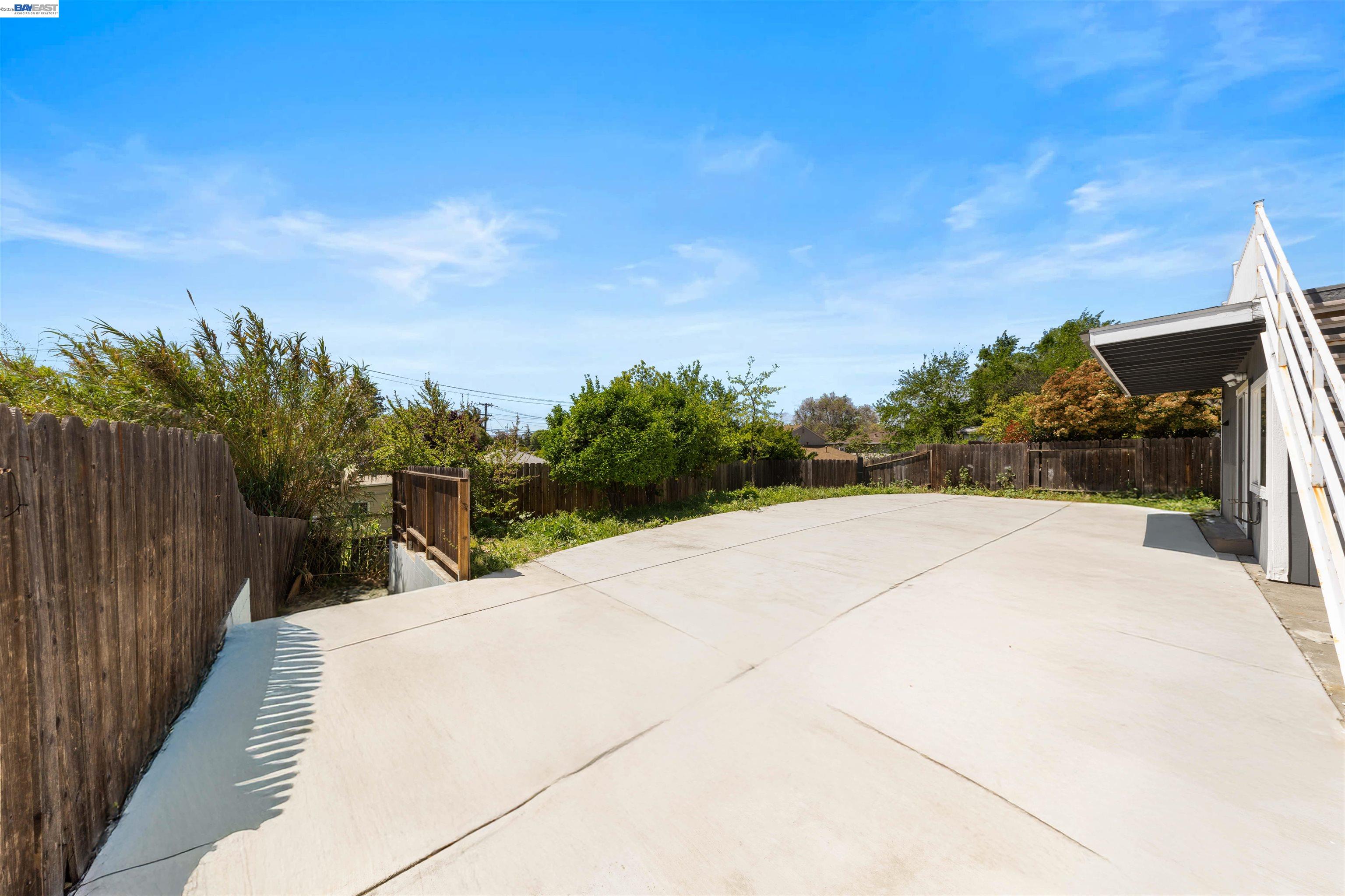 Detail Gallery Image 27 of 52 For 2102 Overhill Rd, Concord,  CA 94520 - 6 Beds | 3 Baths