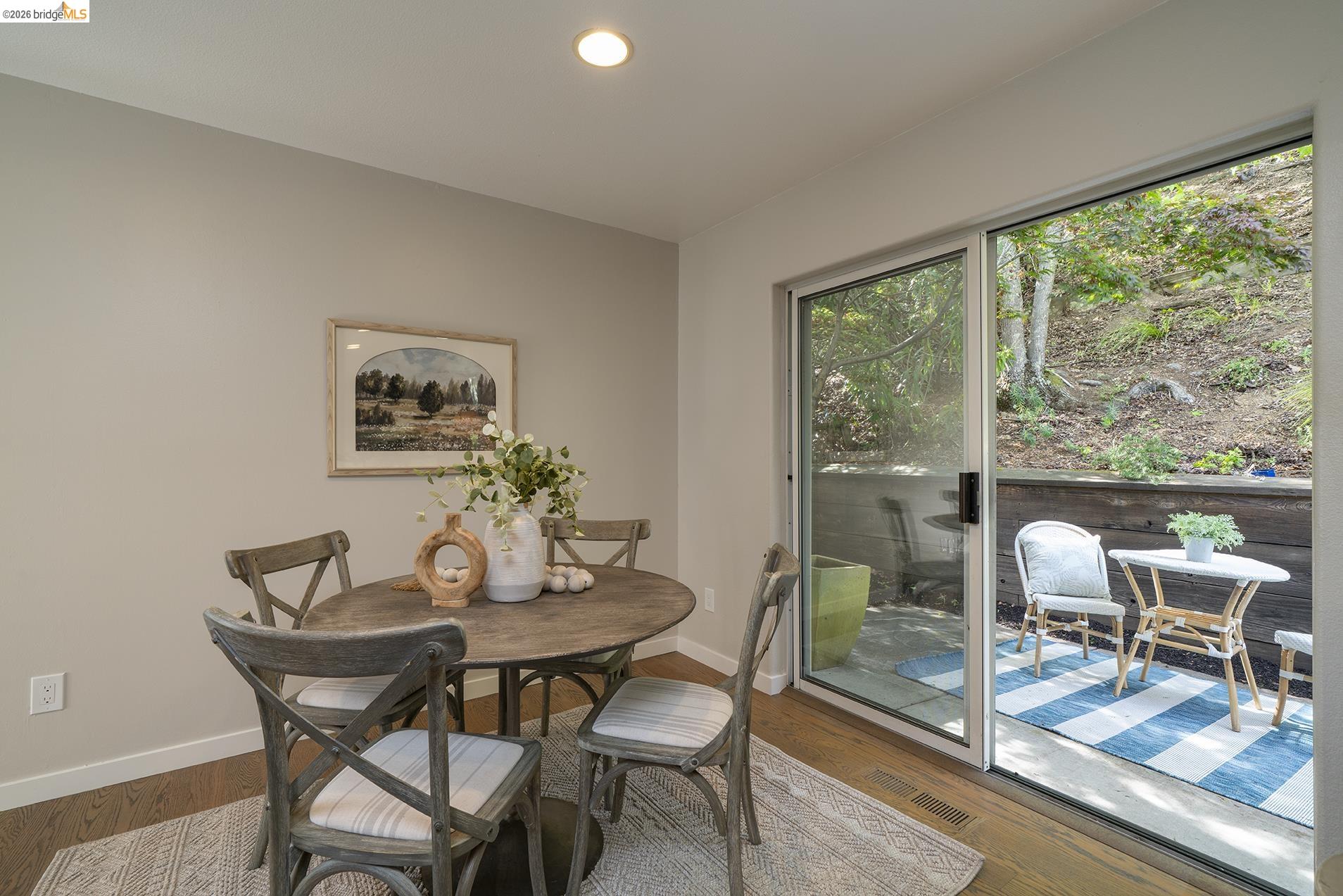Detail Gallery Image 15 of 43 For 6109 Fairlane Dr, Oakland,  CA 94611 - 3 Beds | 2 Baths