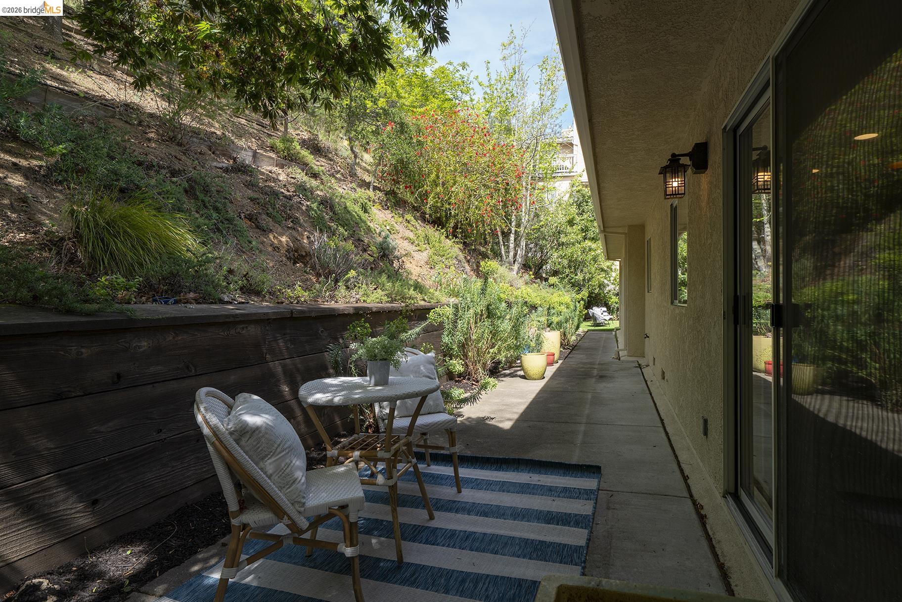 Detail Gallery Image 17 of 43 For 6109 Fairlane Dr, Oakland,  CA 94611 - 3 Beds | 2 Baths