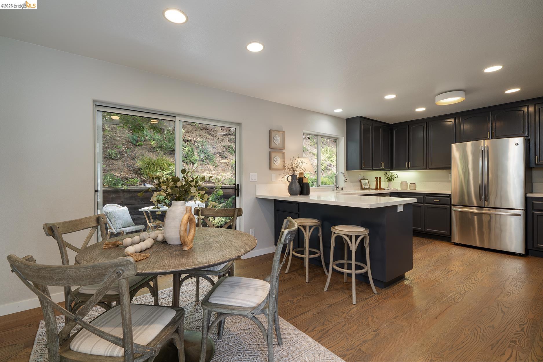 Detail Gallery Image 19 of 43 For 6109 Fairlane Dr, Oakland,  CA 94611 - 3 Beds | 2 Baths