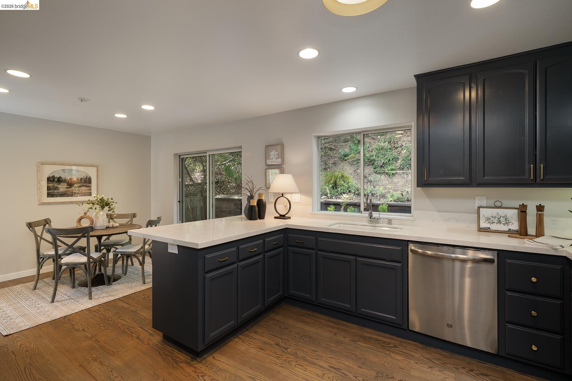 Detail Gallery Image 22 of 43 For 6109 Fairlane Dr, Oakland,  CA 94611 - 3 Beds | 2 Baths