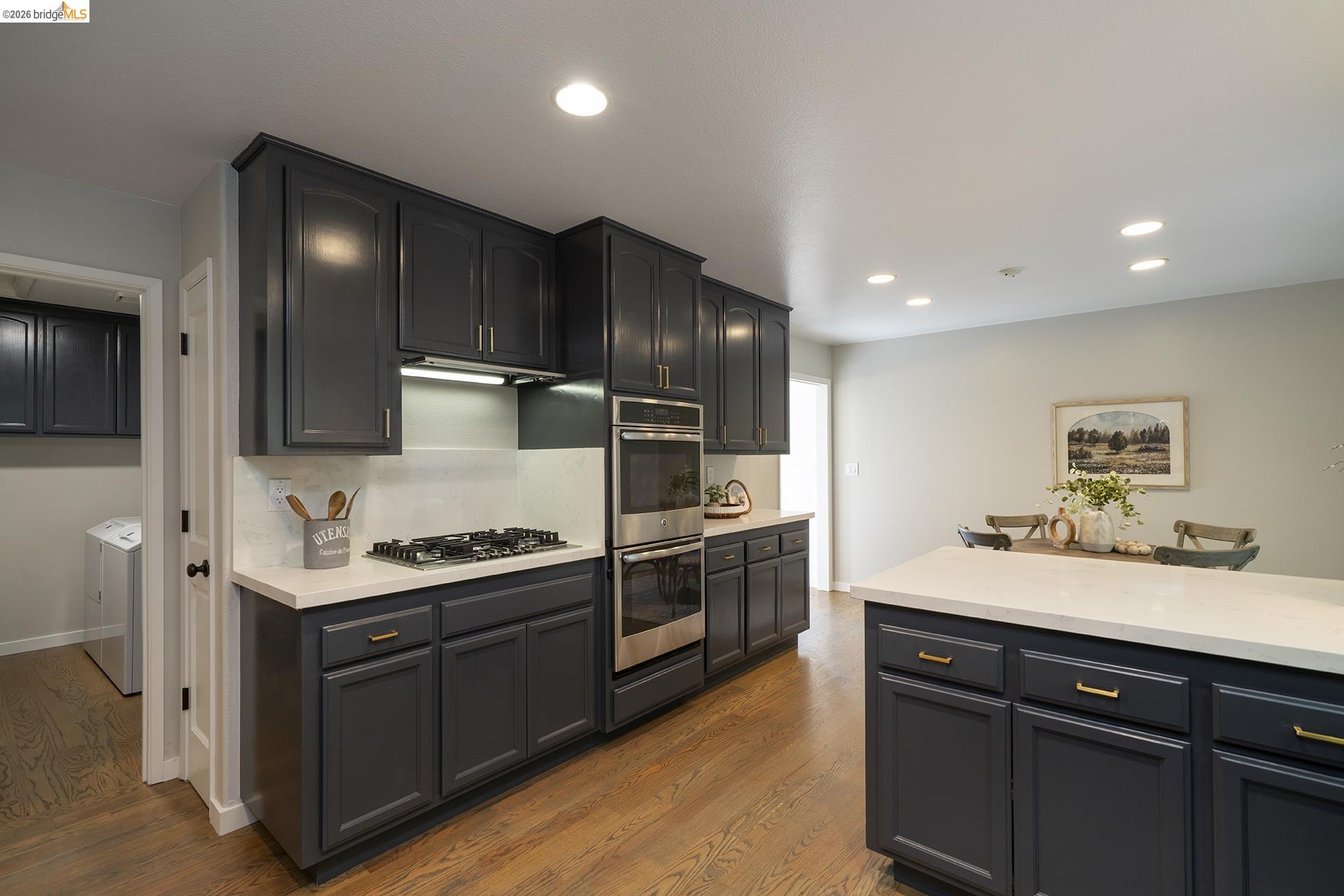 Detail Gallery Image 23 of 43 For 6109 Fairlane Dr, Oakland,  CA 94611 - 3 Beds | 2 Baths