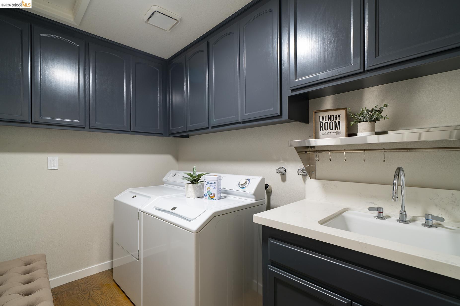 Detail Gallery Image 24 of 43 For 6109 Fairlane Dr, Oakland,  CA 94611 - 3 Beds | 2 Baths