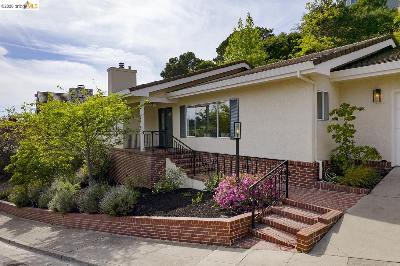 Detail Gallery Image 4 of 43 For 6109 Fairlane Dr, Oakland,  CA 94611 - 3 Beds | 2 Baths