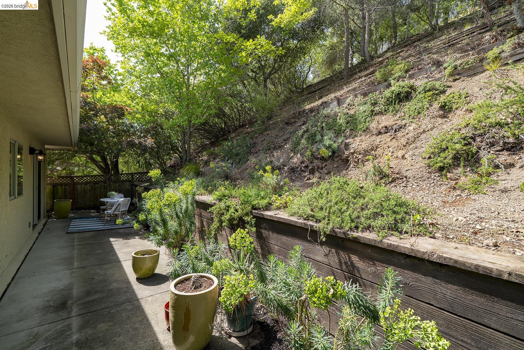 Detail Gallery Image 39 of 43 For 6109 Fairlane Dr, Oakland,  CA 94611 - 3 Beds | 2 Baths