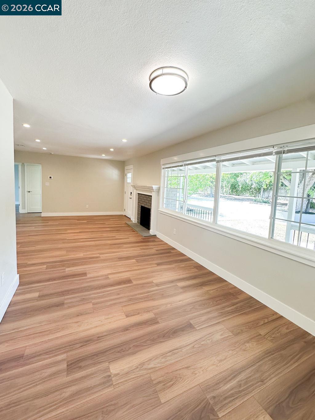 Detail Gallery Image 4 of 24 For 2061 Sherman Dr, Pleasant Hill,  CA 94523 - 3 Beds | 1/1 Baths