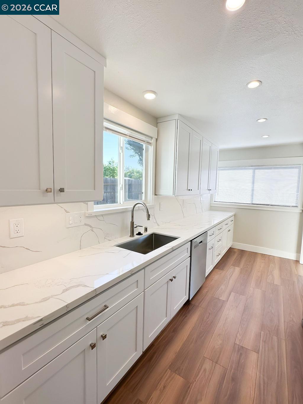 Detail Gallery Image 6 of 24 For 2061 Sherman Dr, Pleasant Hill,  CA 94523 - 3 Beds | 1/1 Baths