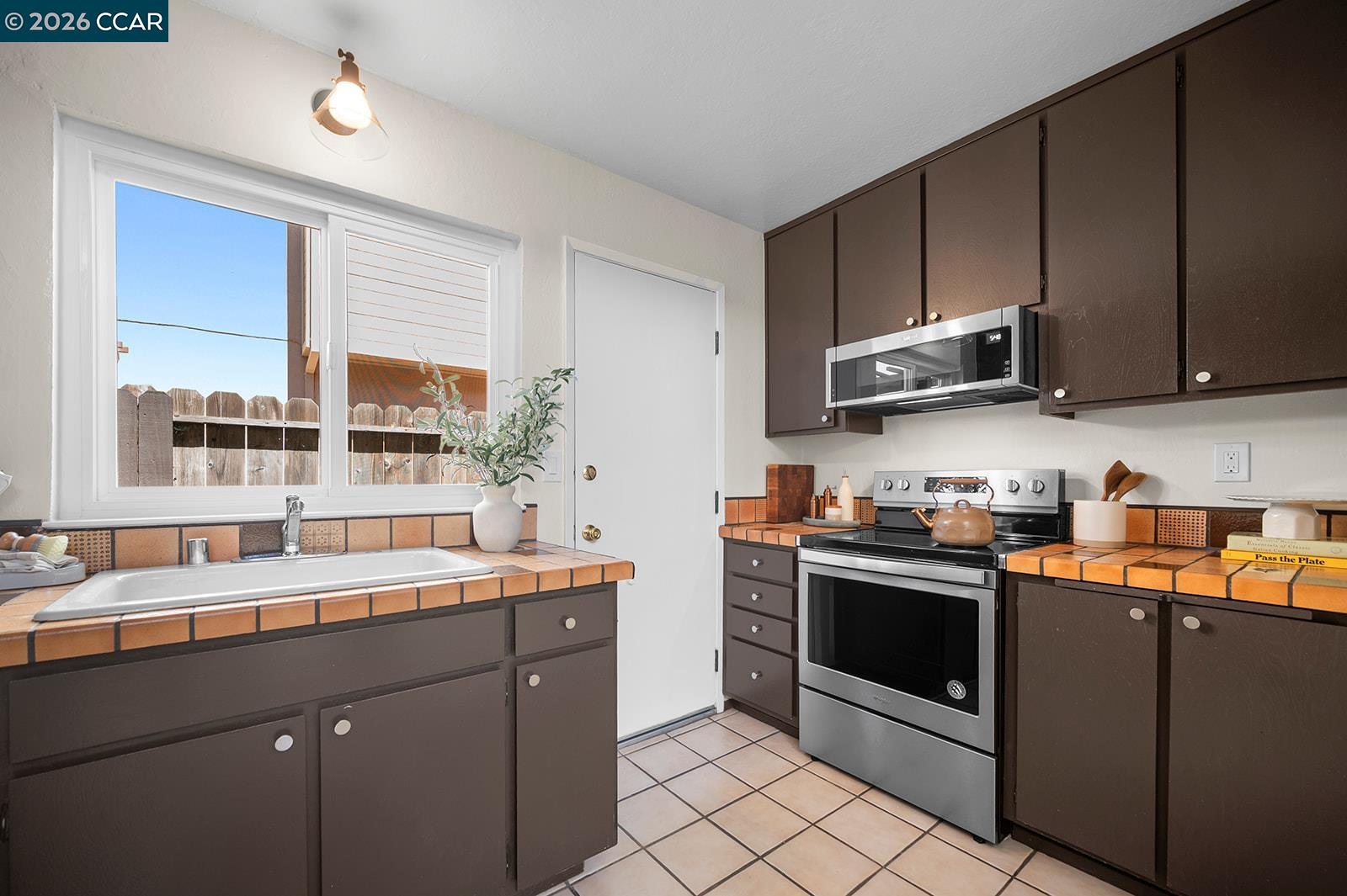 Detail Gallery Image 13 of 30 For 425 Glacier Dr, Martinez,  CA 94553 - 2 Beds | 1/1 Baths