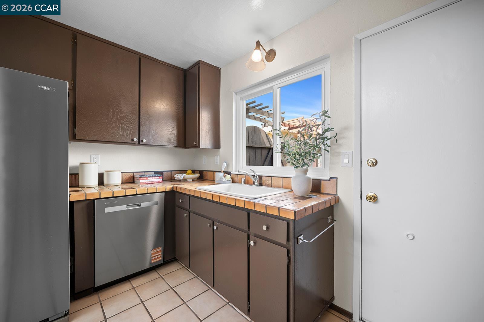 Detail Gallery Image 14 of 30 For 425 Glacier Dr, Martinez,  CA 94553 - 2 Beds | 1/1 Baths