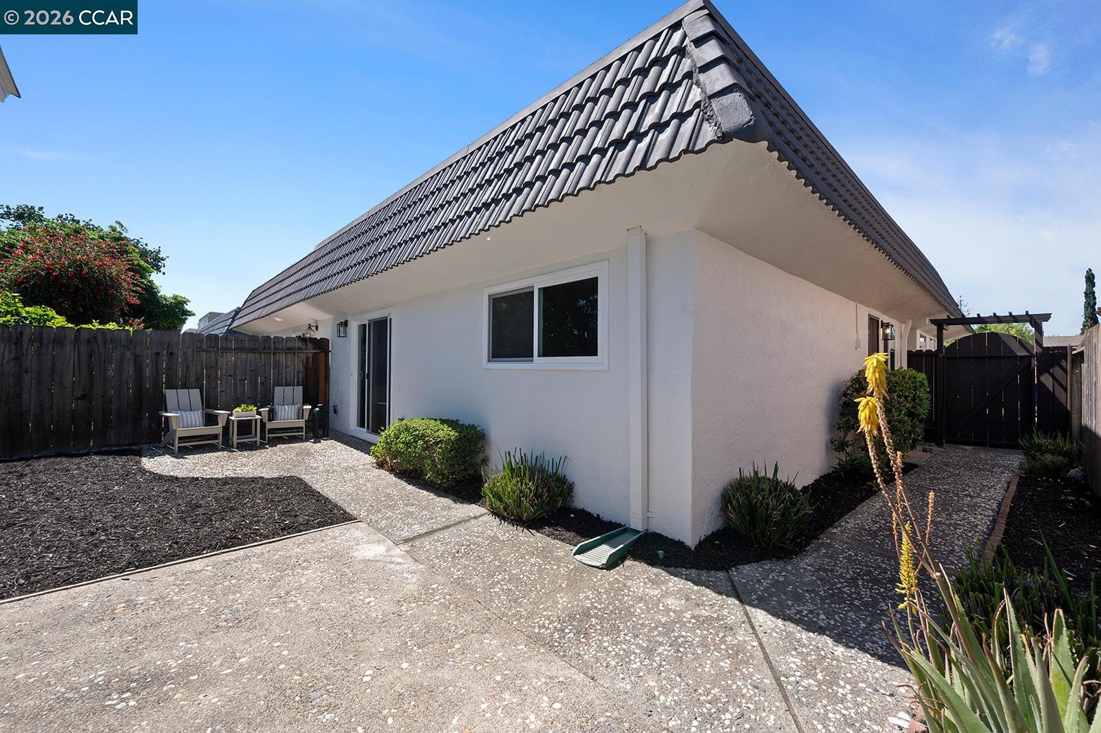 Detail Gallery Image 23 of 30 For 425 Glacier Dr, Martinez,  CA 94553 - 2 Beds | 1/1 Baths