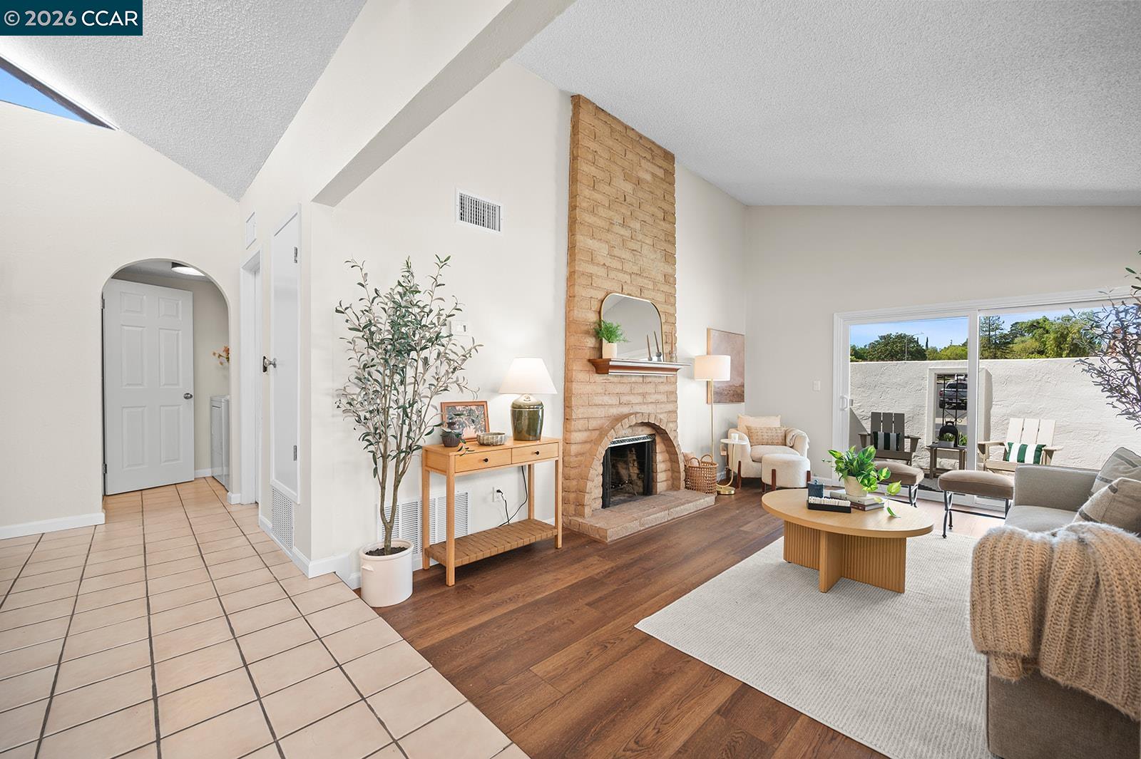 Detail Gallery Image 5 of 30 For 425 Glacier Dr, Martinez,  CA 94553 - 2 Beds | 1/1 Baths