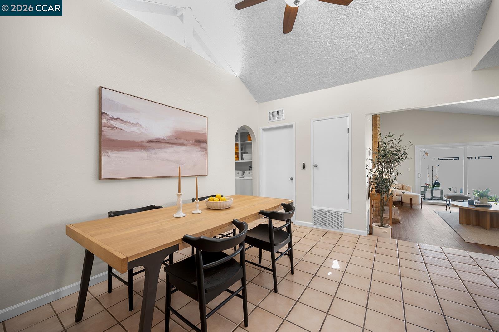 Detail Gallery Image 9 of 30 For 425 Glacier Dr, Martinez,  CA 94553 - 2 Beds | 1/1 Baths