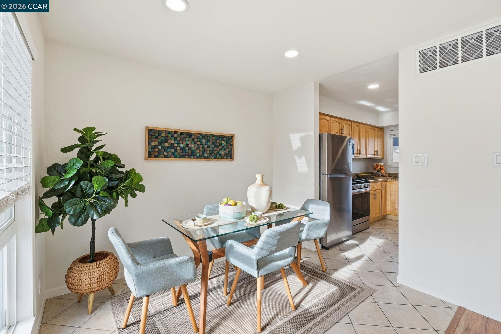 Detail Gallery Image 6 of 25 For 1195 Kenwal Rd #B,  Concord,  CA 94521 - 2 Beds | 2 Baths