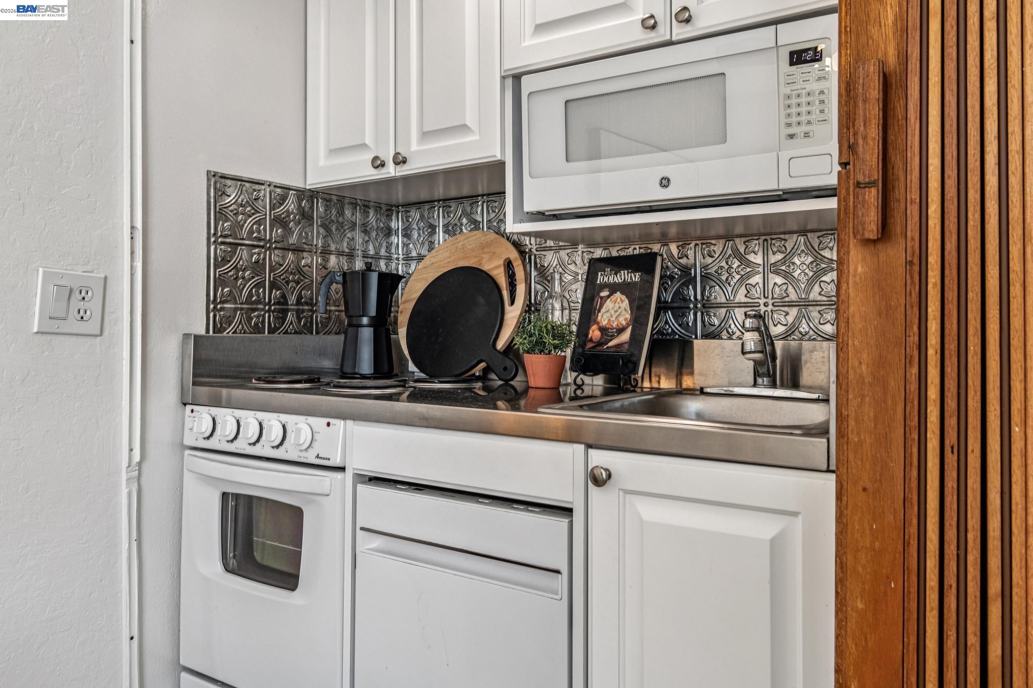 Photo #8: 41129950 Listing: Photo #8