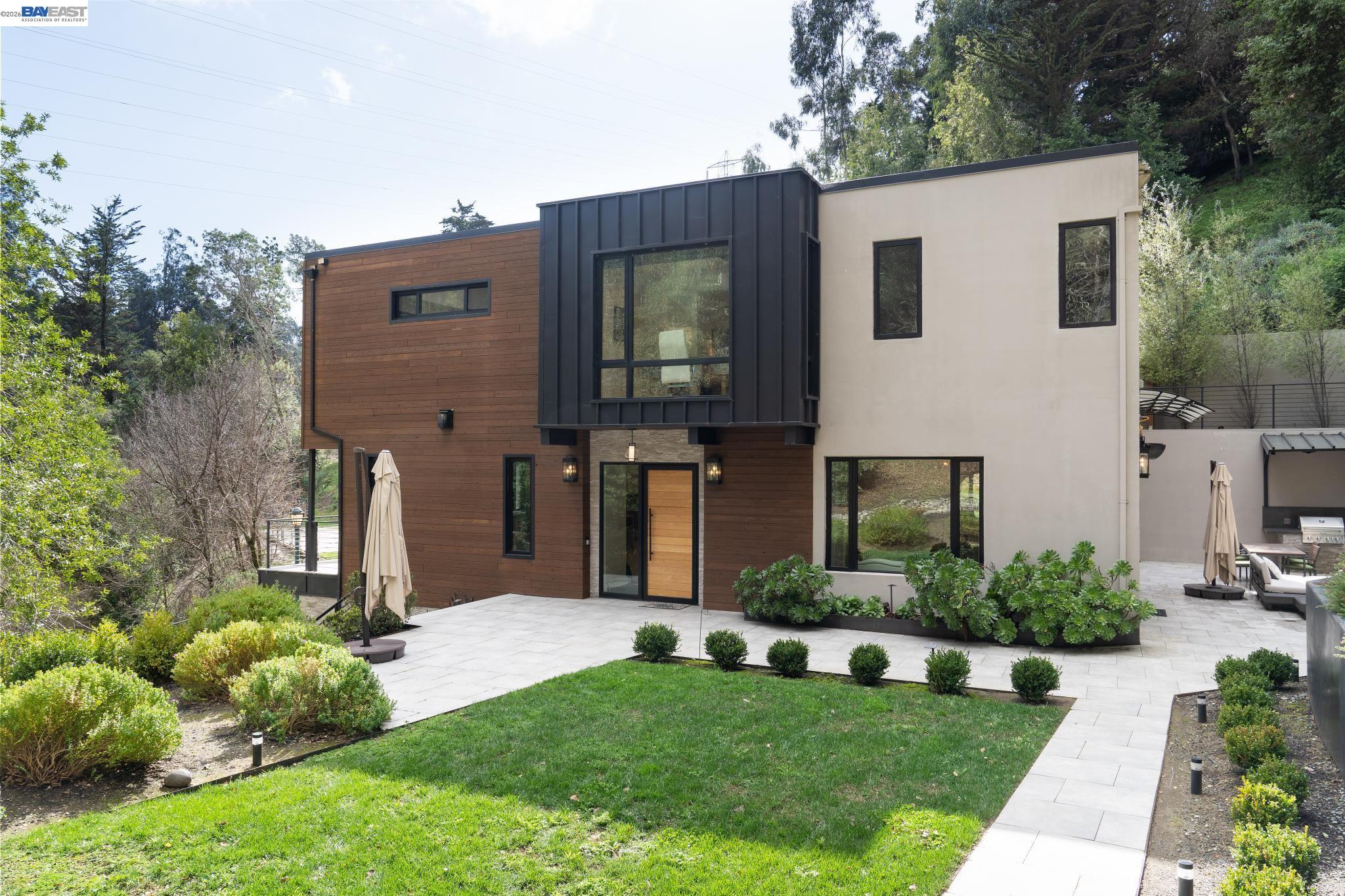 Detail Gallery Image 2 of 60 For 3 West Cir, Oakland,  CA 94611 - 4 Beds | 4/1 Baths