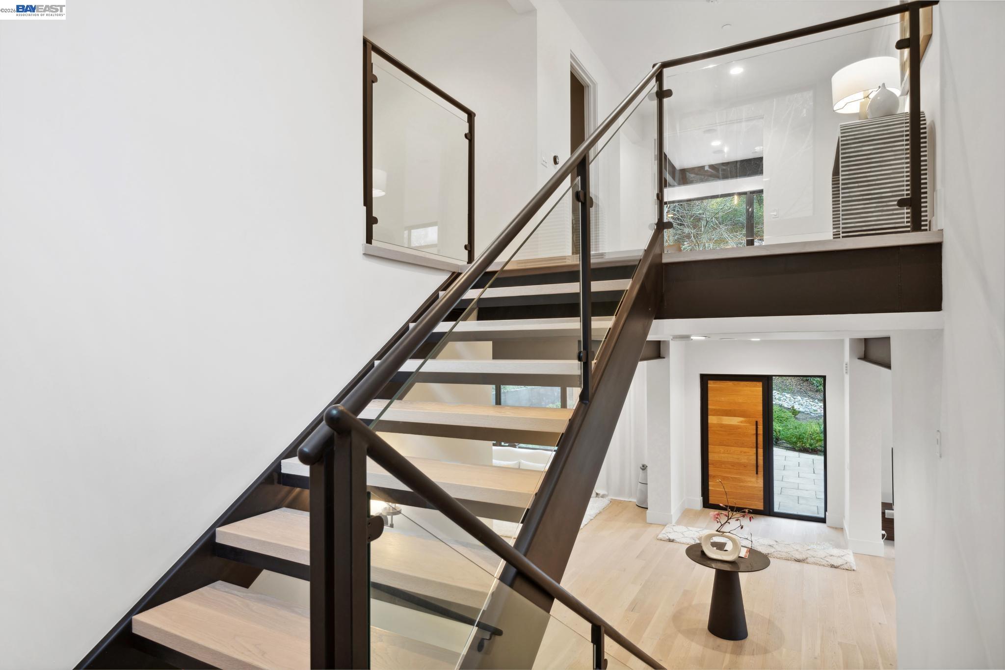 Detail Gallery Image 11 of 60 For 3 West Cir, Oakland,  CA 94611 - 4 Beds | 4/1 Baths