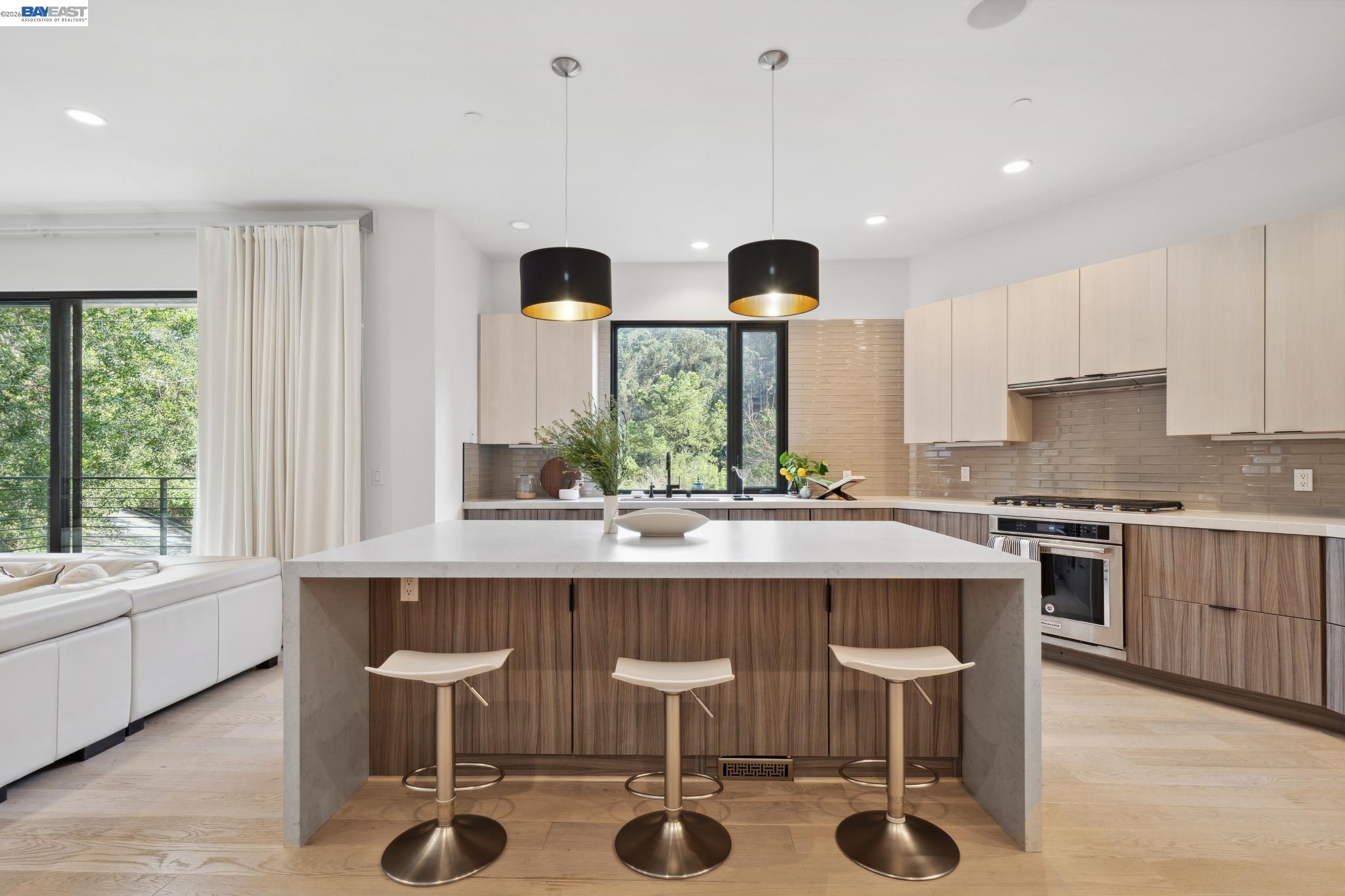 Detail Gallery Image 13 of 60 For 3 West Cir, Oakland,  CA 94611 - 4 Beds | 4/1 Baths