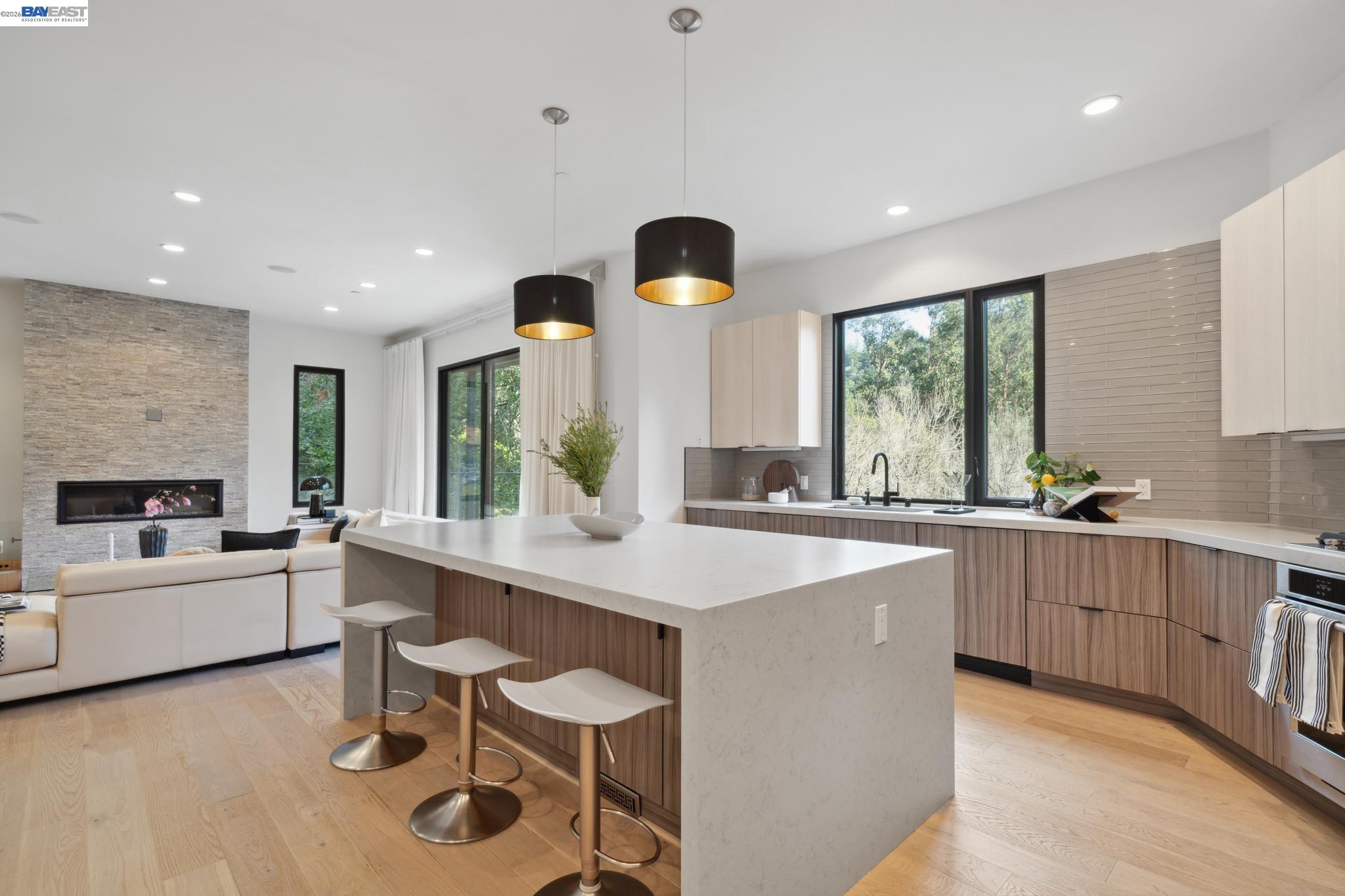 Detail Gallery Image 16 of 60 For 3 West Cir, Oakland,  CA 94611 - 4 Beds | 4/1 Baths