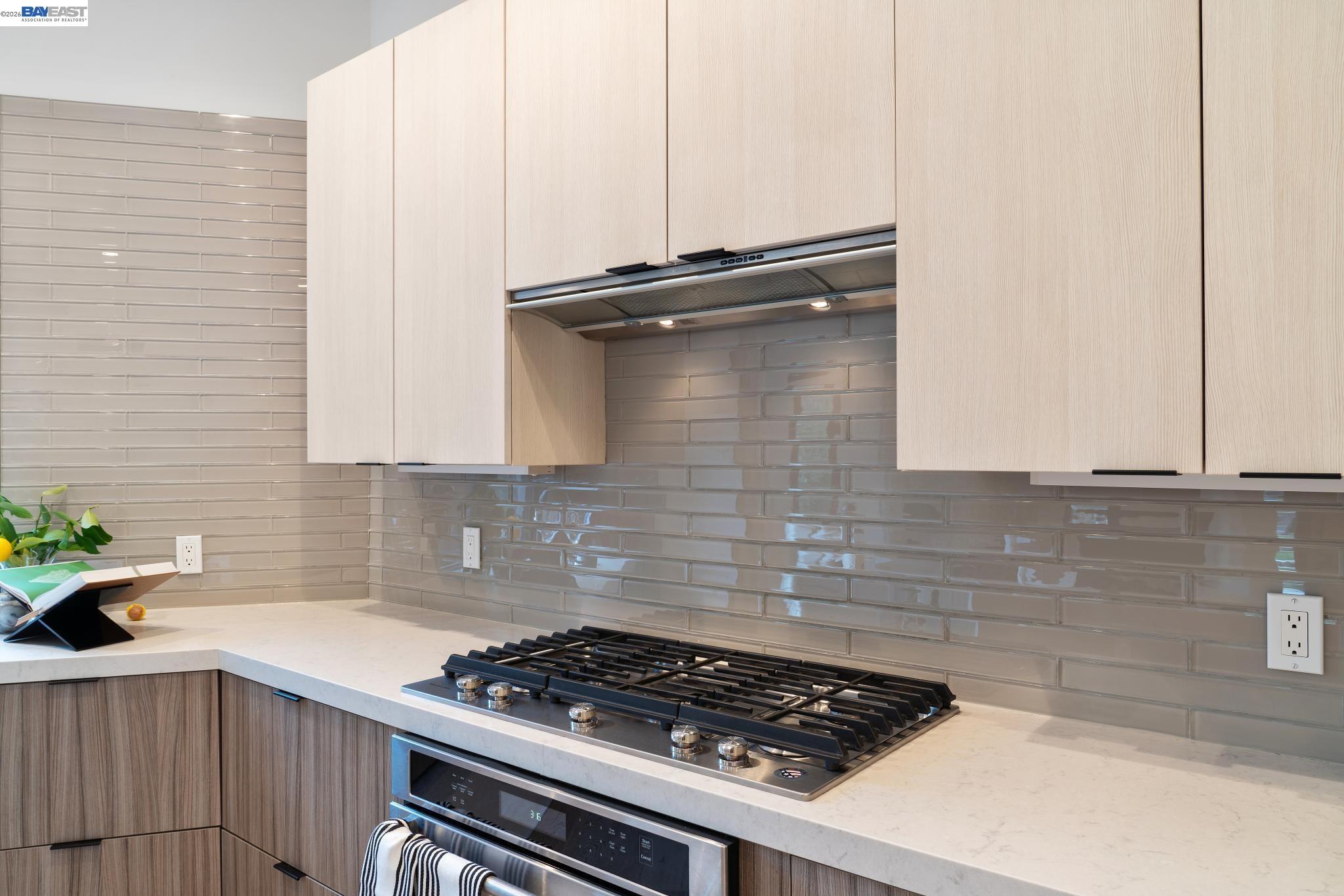 Detail Gallery Image 25 of 60 For 3 West Cir, Oakland,  CA 94611 - 4 Beds | 4/1 Baths