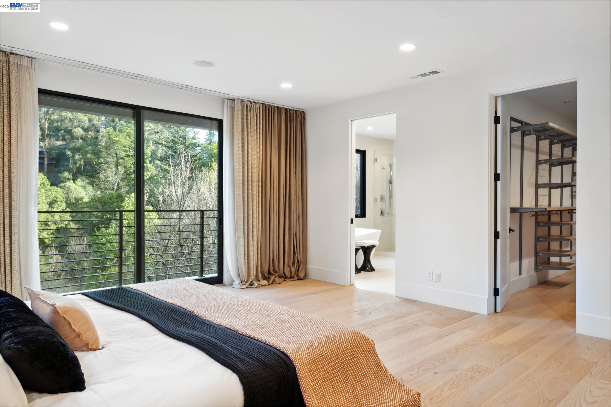 Detail Gallery Image 28 of 60 For 3 West Cir, Oakland,  CA 94611 - 4 Beds | 4/1 Baths