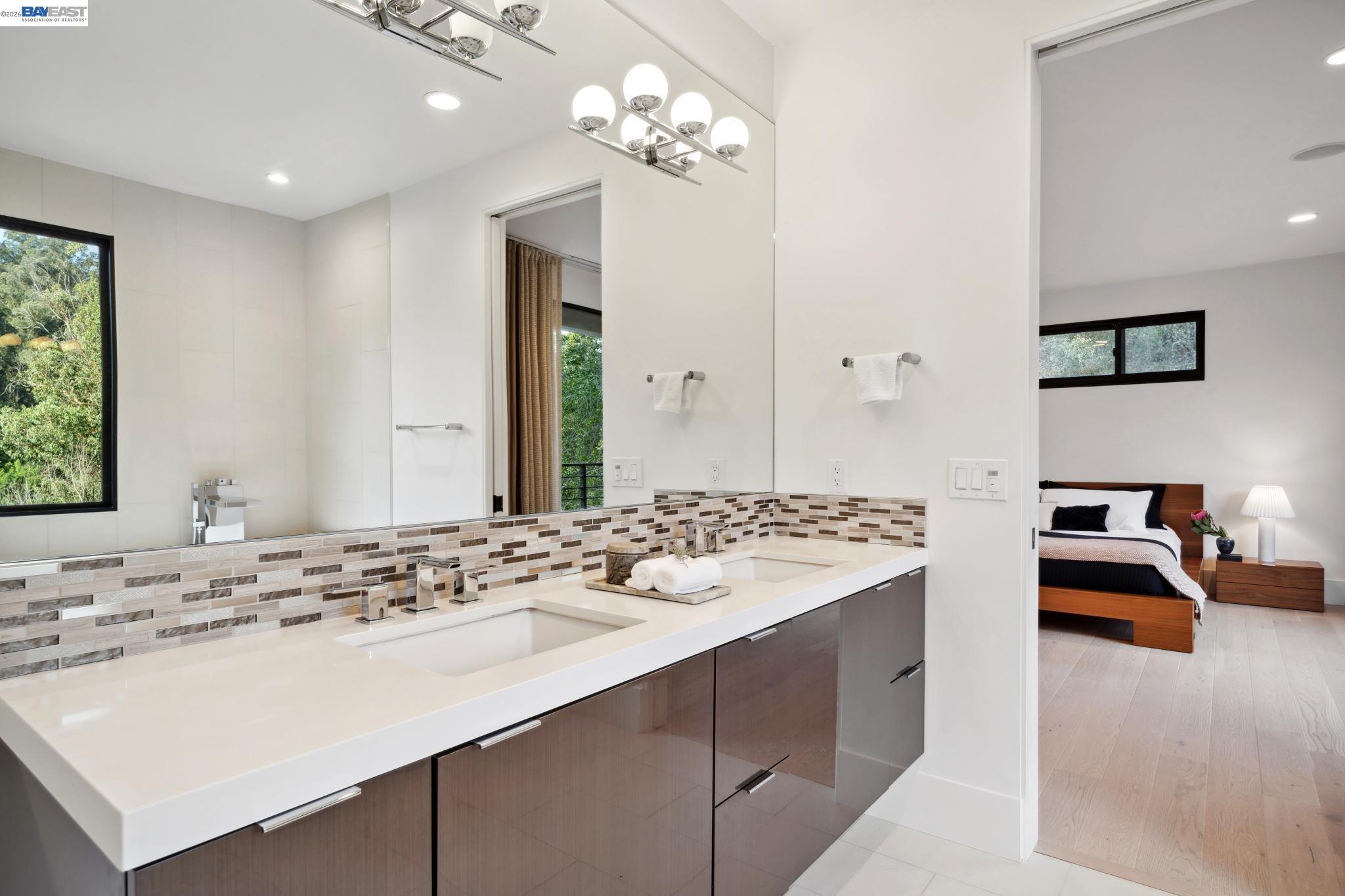 Detail Gallery Image 29 of 60 For 3 West Cir, Oakland,  CA 94611 - 4 Beds | 4/1 Baths