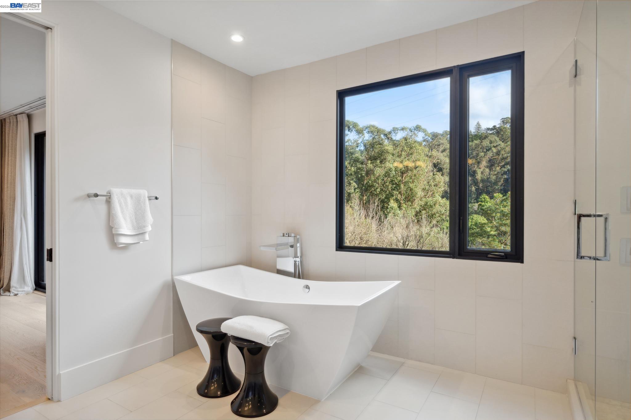 Detail Gallery Image 30 of 60 For 3 West Cir, Oakland,  CA 94611 - 4 Beds | 4/1 Baths