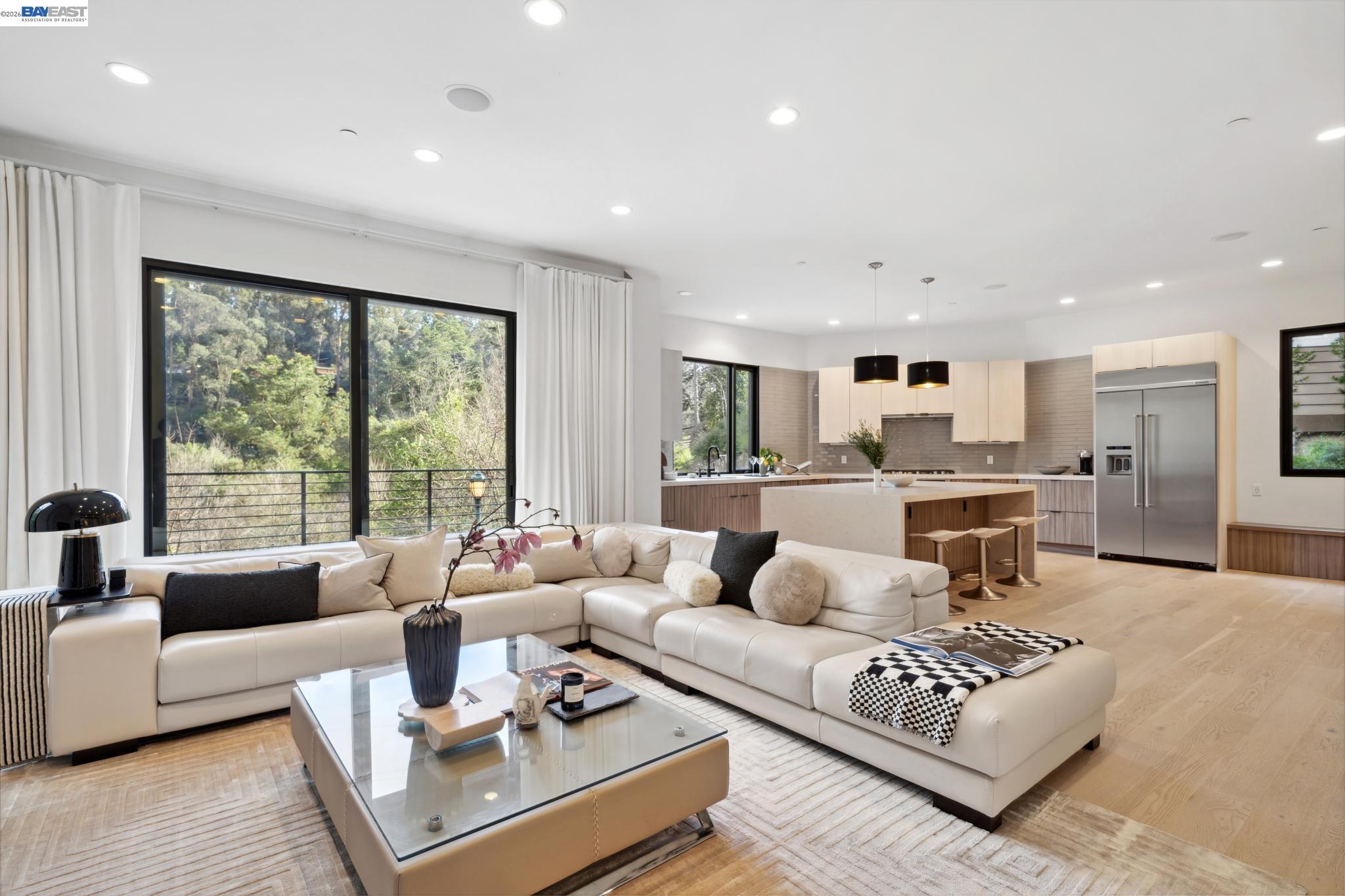 Detail Gallery Image 4 of 60 For 3 West Cir, Oakland,  CA 94611 - 4 Beds | 4/1 Baths