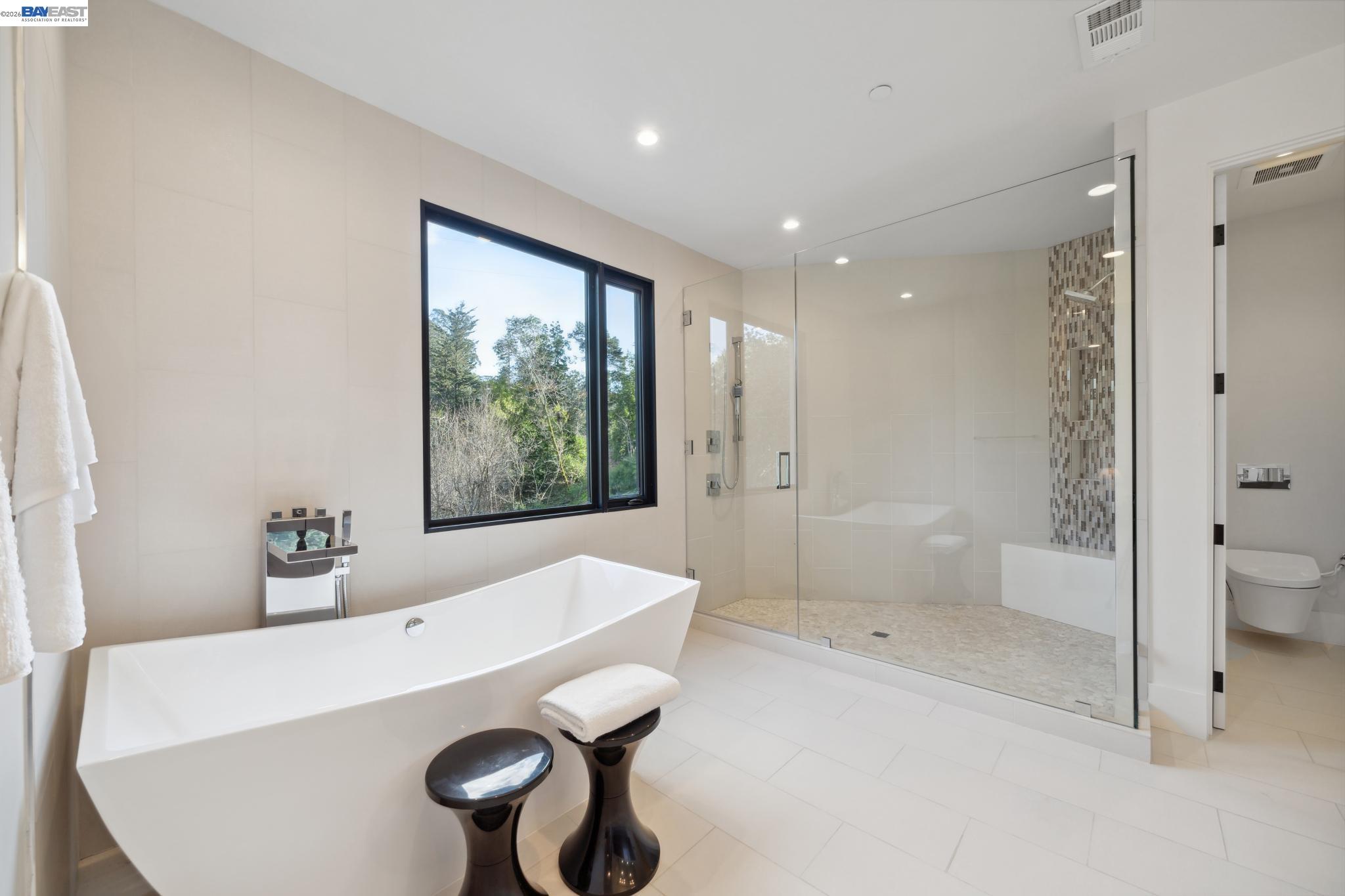 Detail Gallery Image 31 of 60 For 3 West Cir, Oakland,  CA 94611 - 4 Beds | 4/1 Baths