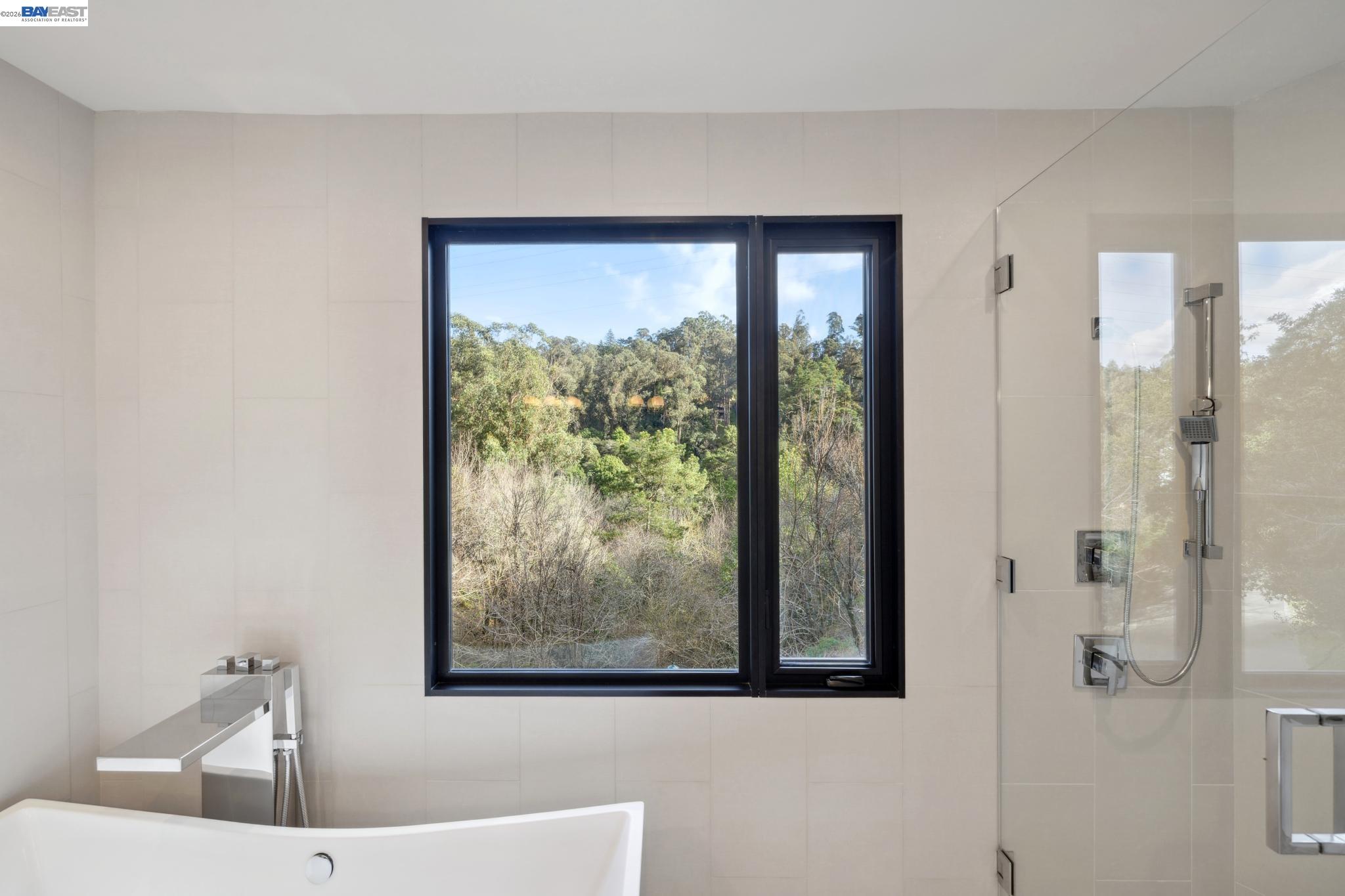 Detail Gallery Image 32 of 60 For 3 West Cir, Oakland,  CA 94611 - 4 Beds | 4/1 Baths